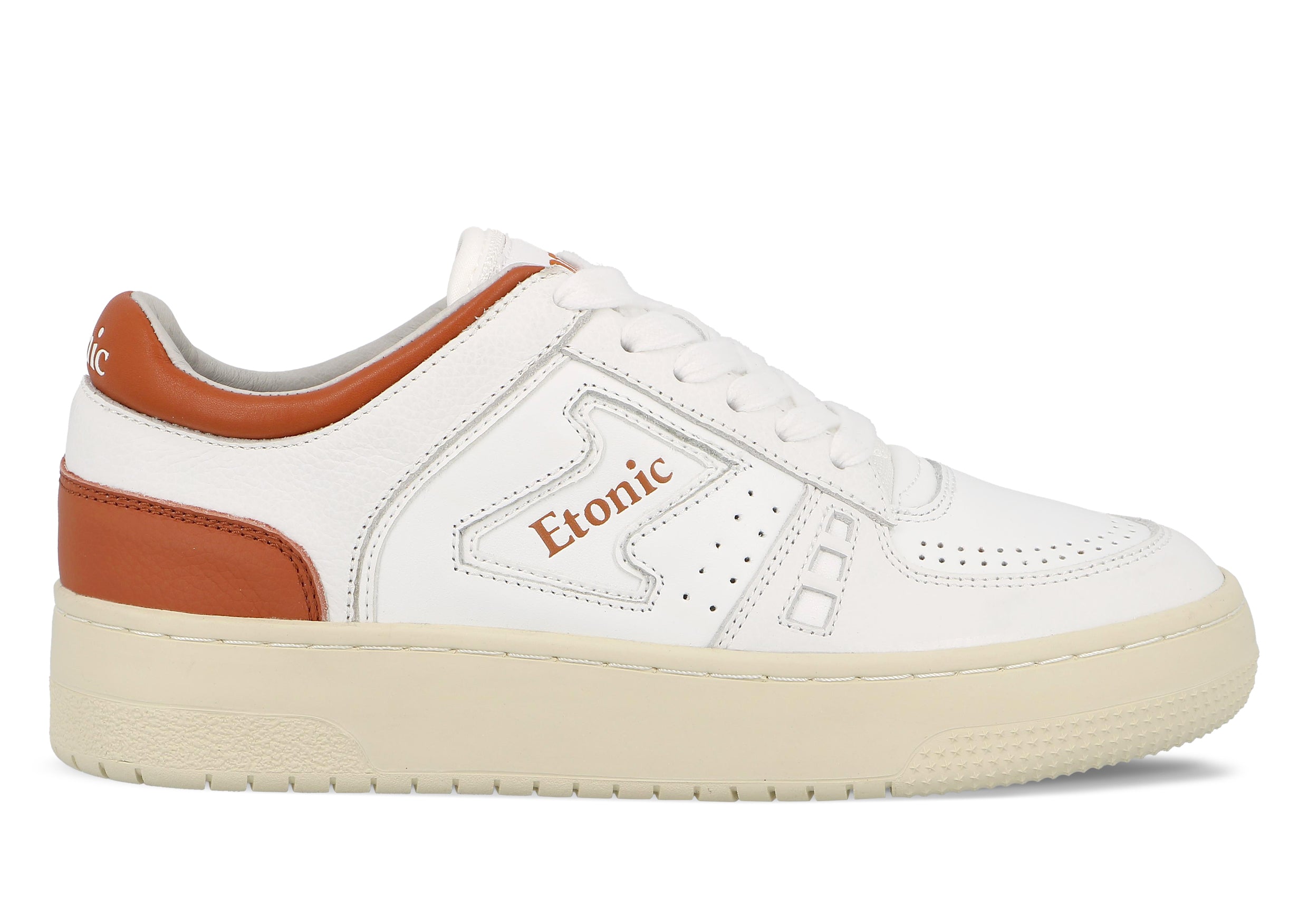Baskets Etonic B509 en cuir blanc avec détails rouges et semelle extérieure beige.