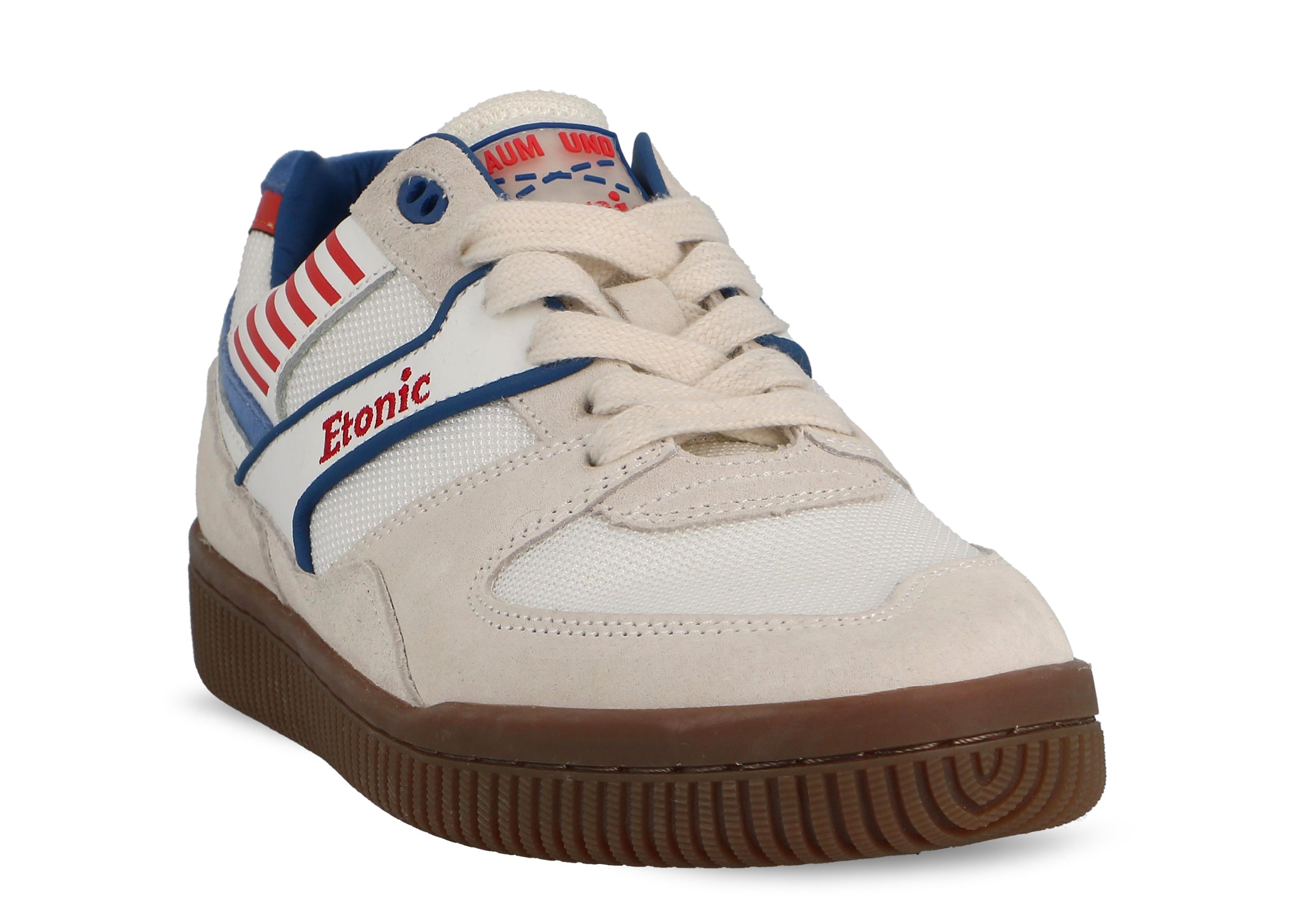 Le sneakers Limited Edition DROPSHOT sono una collaborazione con Baum und Pferdgarten. Il modello in Silver Lake Blue è una sneaker da tennis classica con dettagli in suede, suola in gomma e il logo Baum x Etonic sulla linguetta.