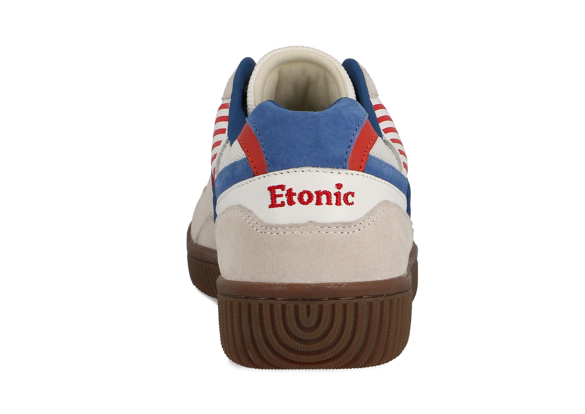 Le sneakers Limited Edition DROPSHOT sono una collaborazione con Baum und Pferdgarten. Il modello in Silver Lake Blue è una sneaker da tennis classica con dettagli in suede, suola in gomma e il logo Baum x Etonic sulla linguetta.