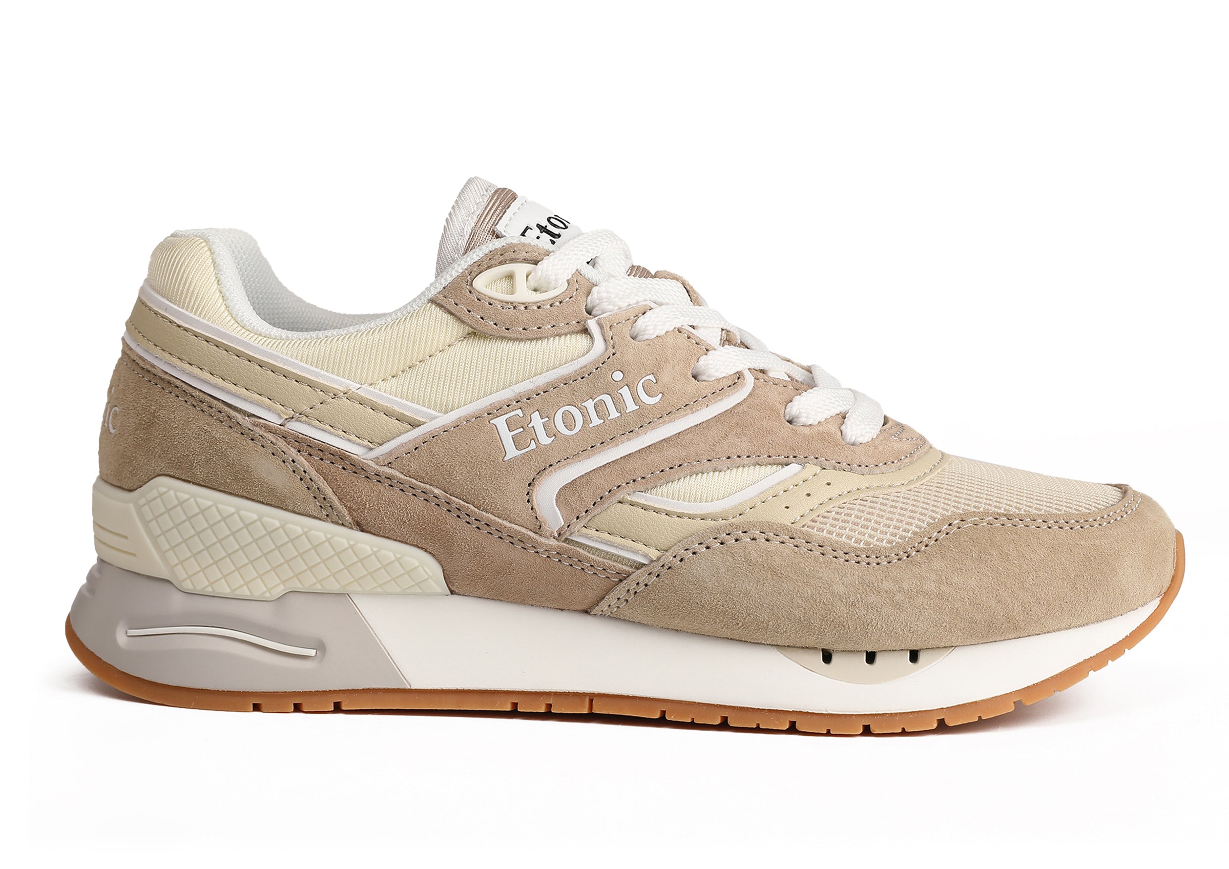 Sneakers Etonic Stable Base in tessuto rete beige, camoscio beige scuro con inserti multistrato in pelle beige, intersuola bianca e suola fondo miele chiaro.