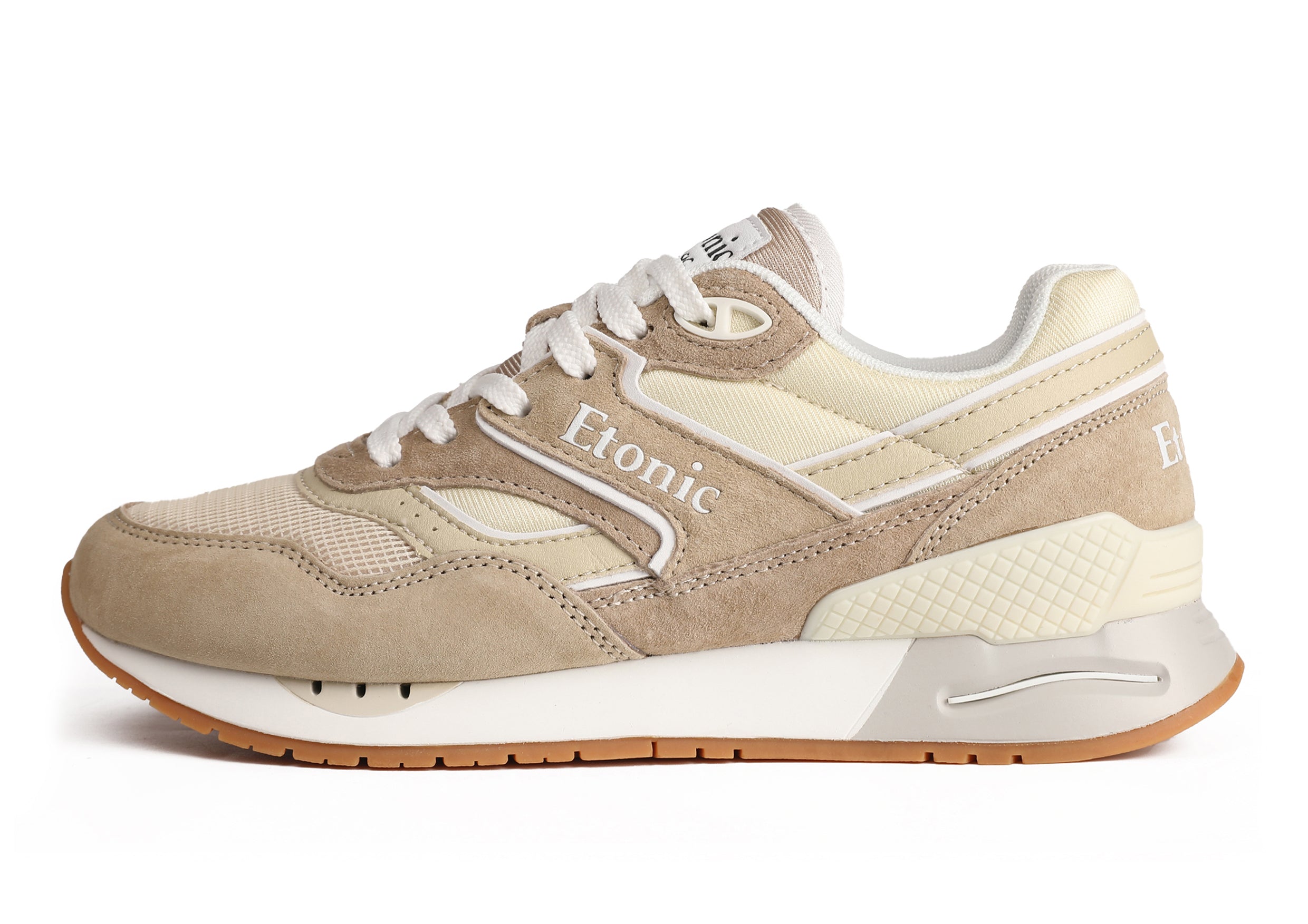 Sneakers Etonic Stable Base in tessuto rete beige, camoscio beige scuro con inserti multistrato in pelle beige, intersuola bianca e suola fondo miele chiaro.