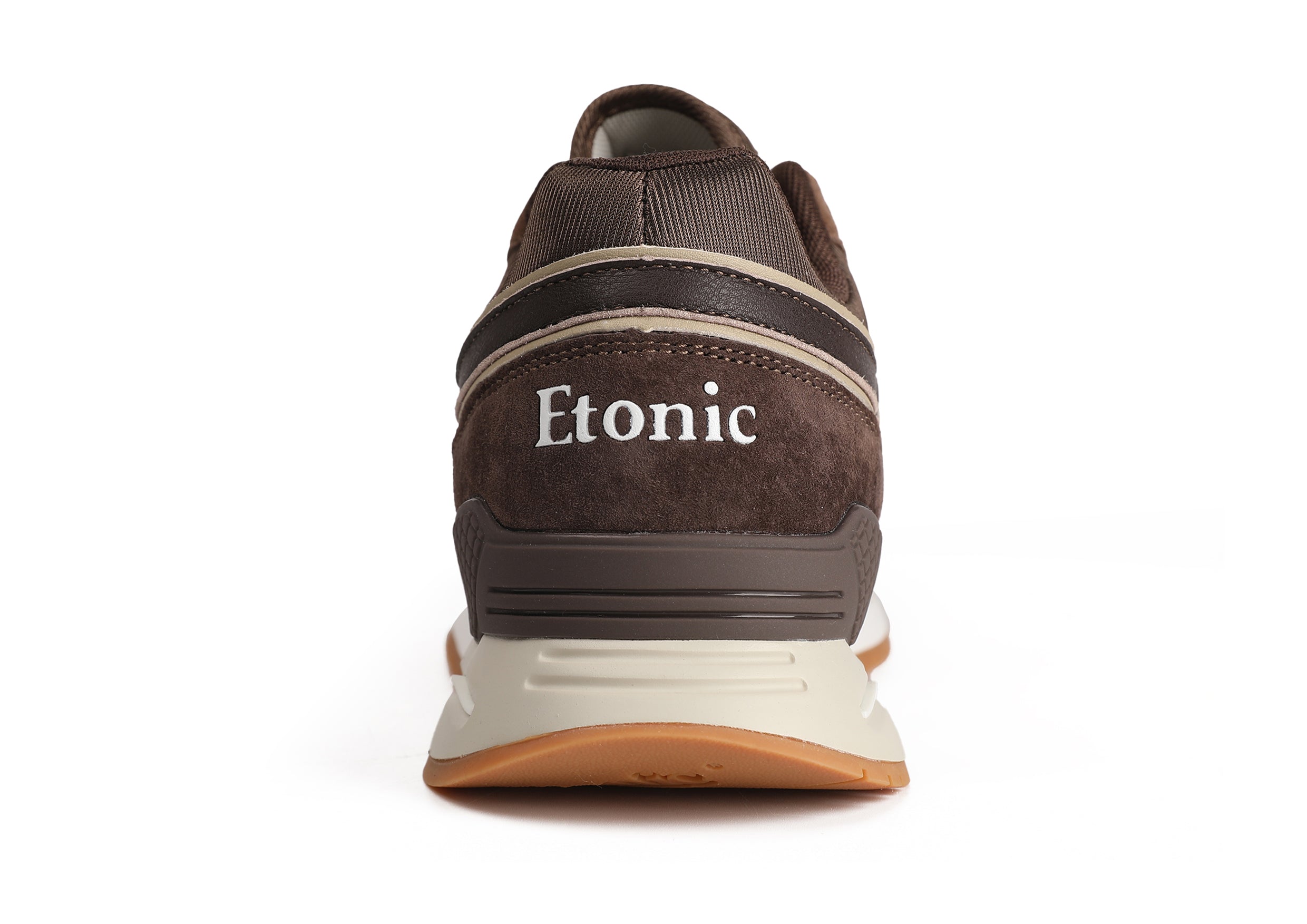 Baskets Etonic Stable Base en tissu mesh marron, daim marron avec empiècements en cuir marron multicouche, semelle intercalaire blanc cassé et semelle extérieure miel clair.