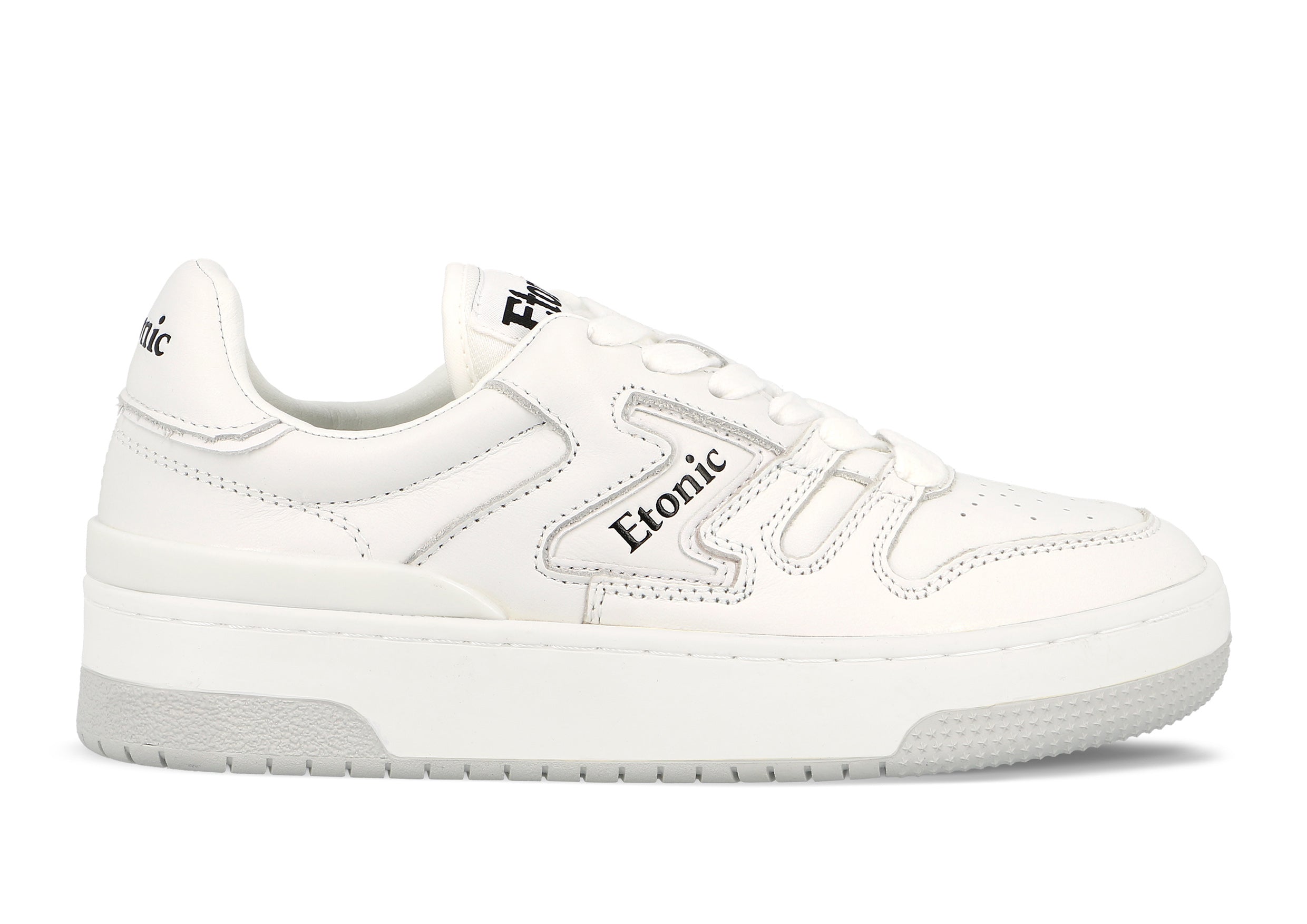 Sneakers Etonic B481 in pelle bianca e suola bianca.