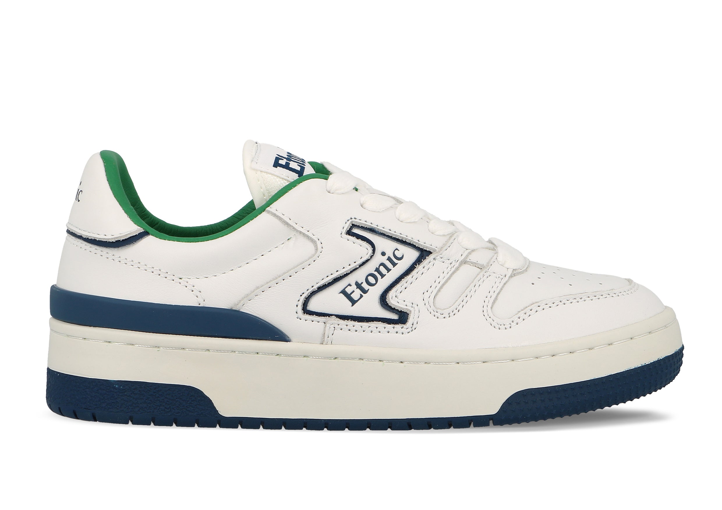 Sneakers Etonic B481 in pelle bianca con dettagli blu navy, fodera verde e intersuola bianca con suola inferiore blu navy.