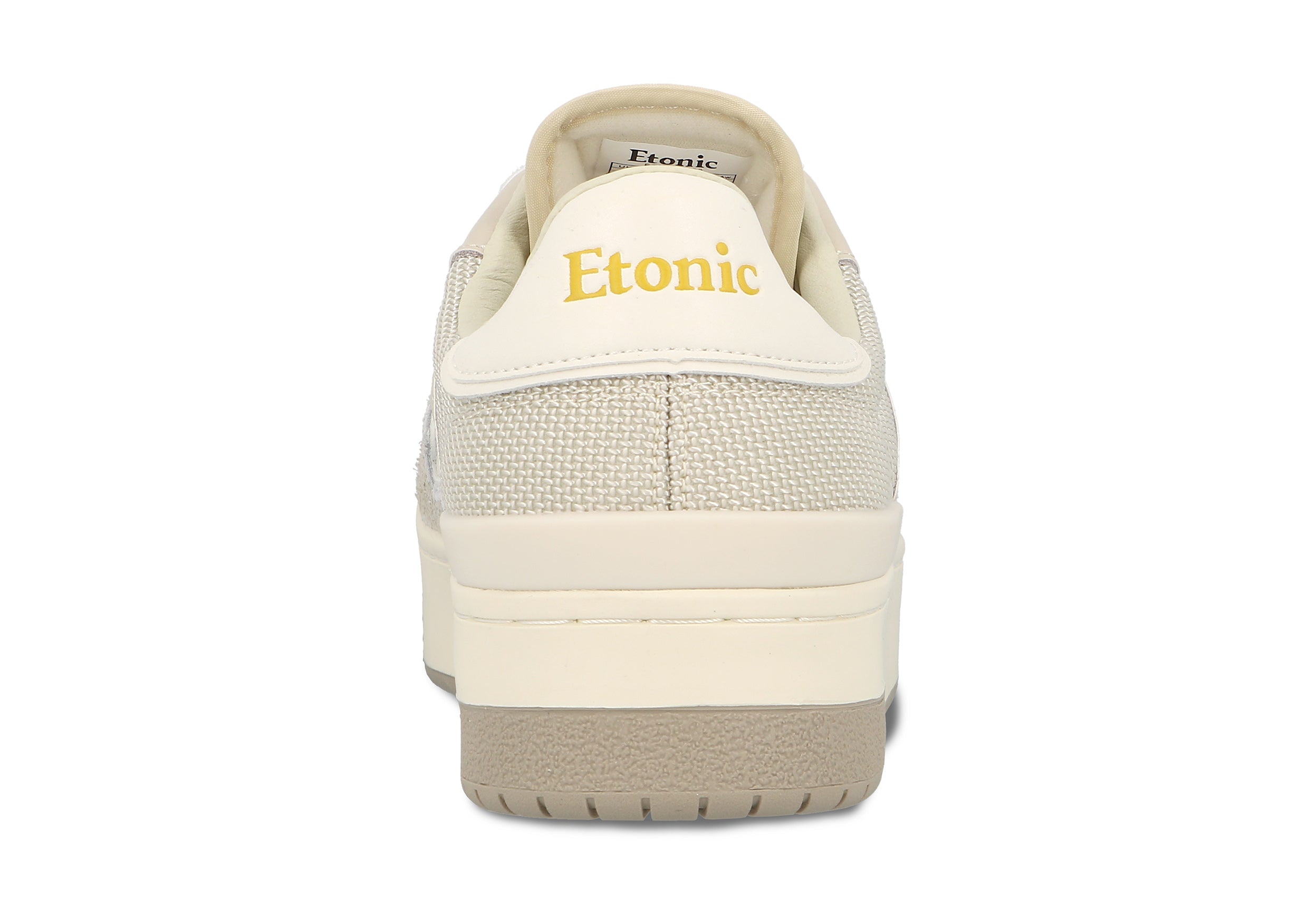 Sneakers Etonic B481 in tessuto a rete beige, pelle scamosciata pelosa grigia con inserti in pelle multistrato bianco sporco, intersuola bianca e suola inferiore color miele chiaro.