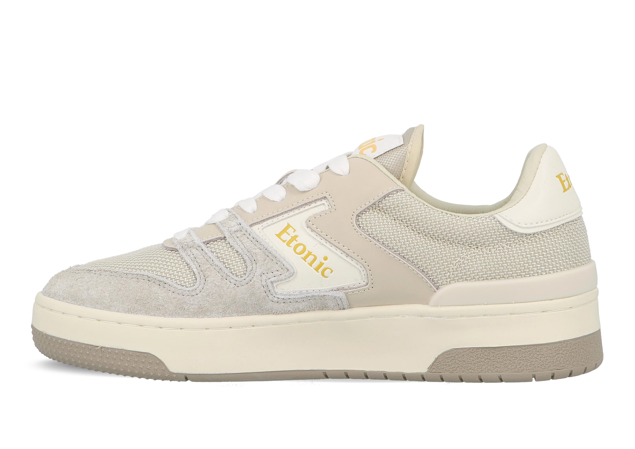Sneakers Etonic B481 in tessuto a rete beige, pelle scamosciata pelosa grigia con inserti in pelle multistrato bianco sporco, intersuola bianca e suola inferiore color miele chiaro.