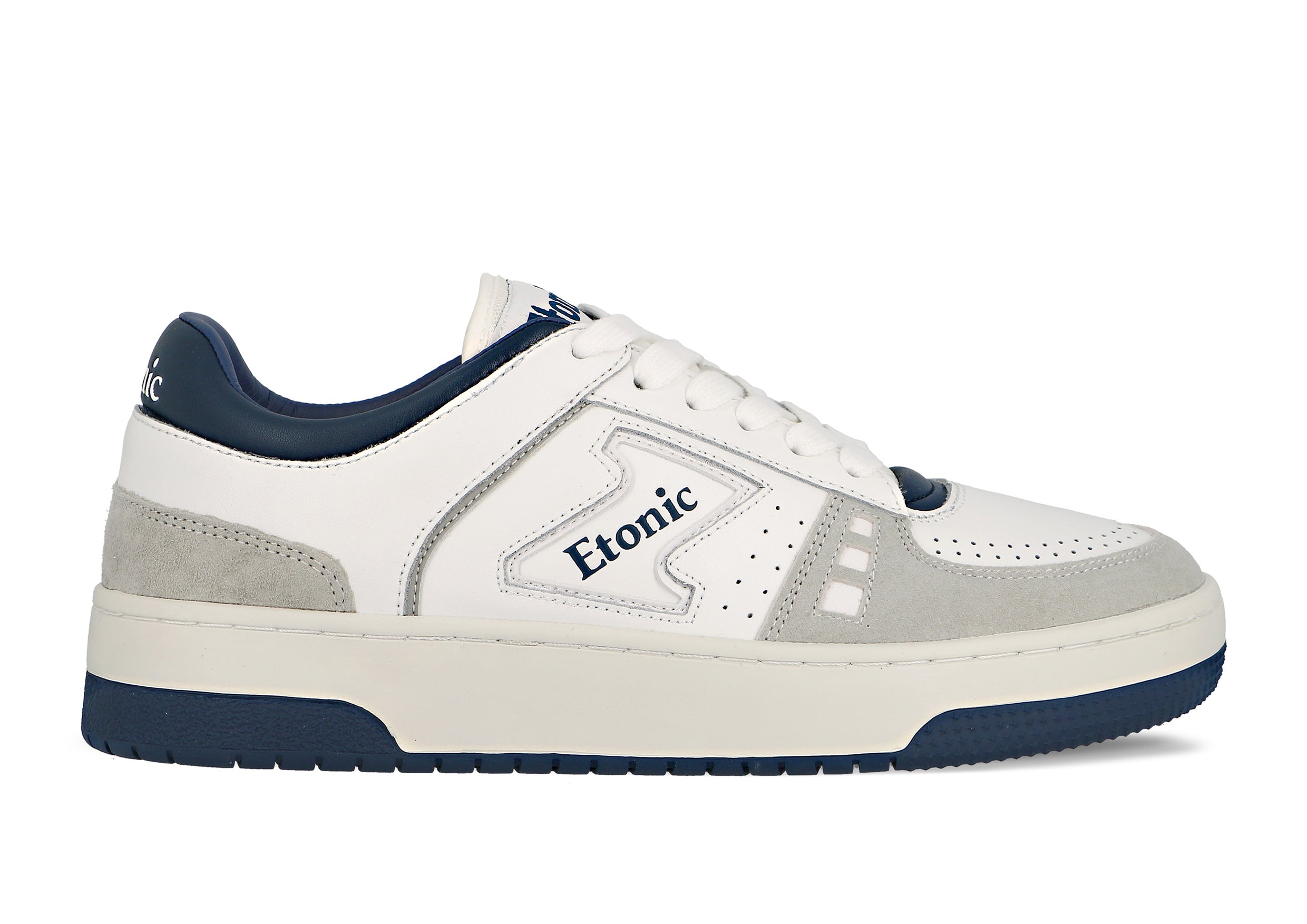 Sneakers Etonic B509 in pelle bianca, camoscio grigio chiaro, dettagli blu navy e suola bianco sporco.