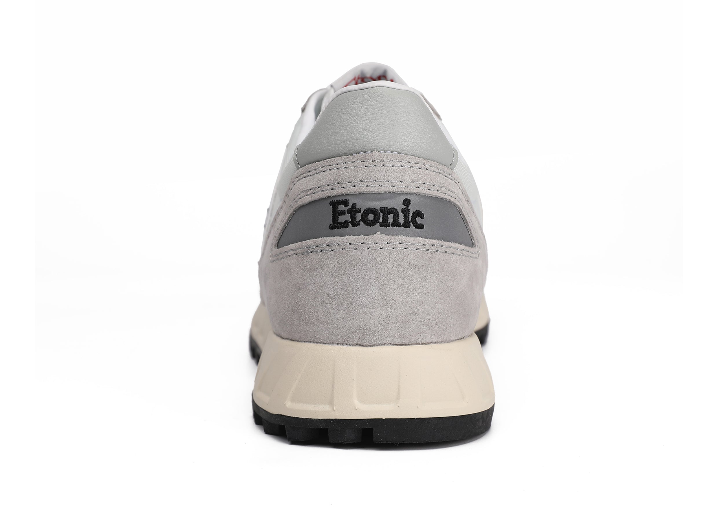 Runner Etonic PR538 in suede grigio, nylon bianco e dettagli neri.