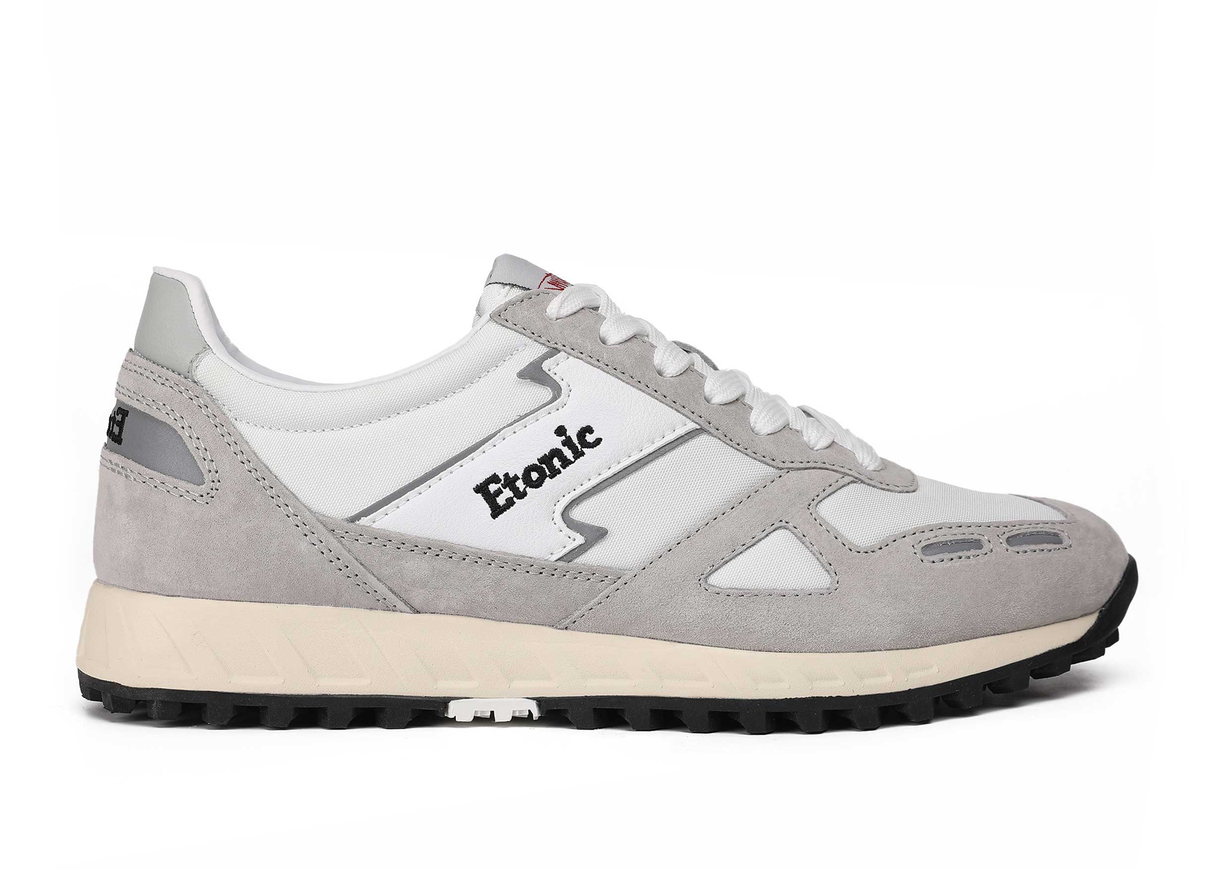 Runner Etonic PR538 in suede grigio, nylon bianco e dettagli neri.