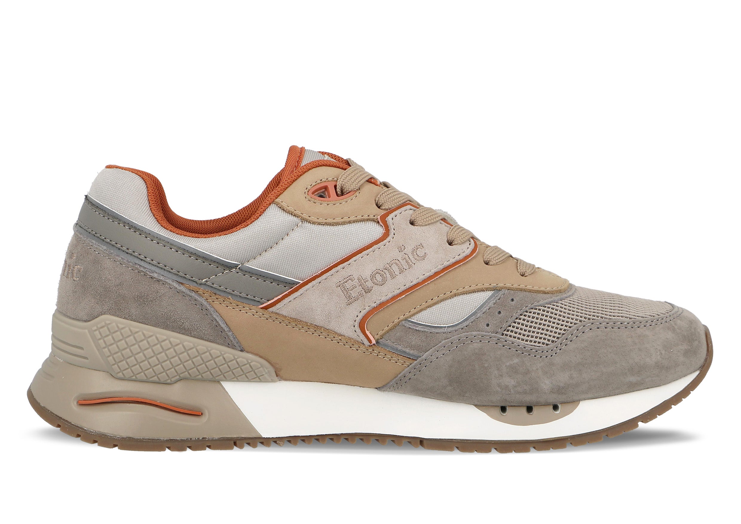 Sneakers Etonic Stable Base in tessuto a rete beige scuro e grigio chiaro, pelle scamosciata beige scuro con inserti in pelle multistrato color caramello e dettagli rossi.