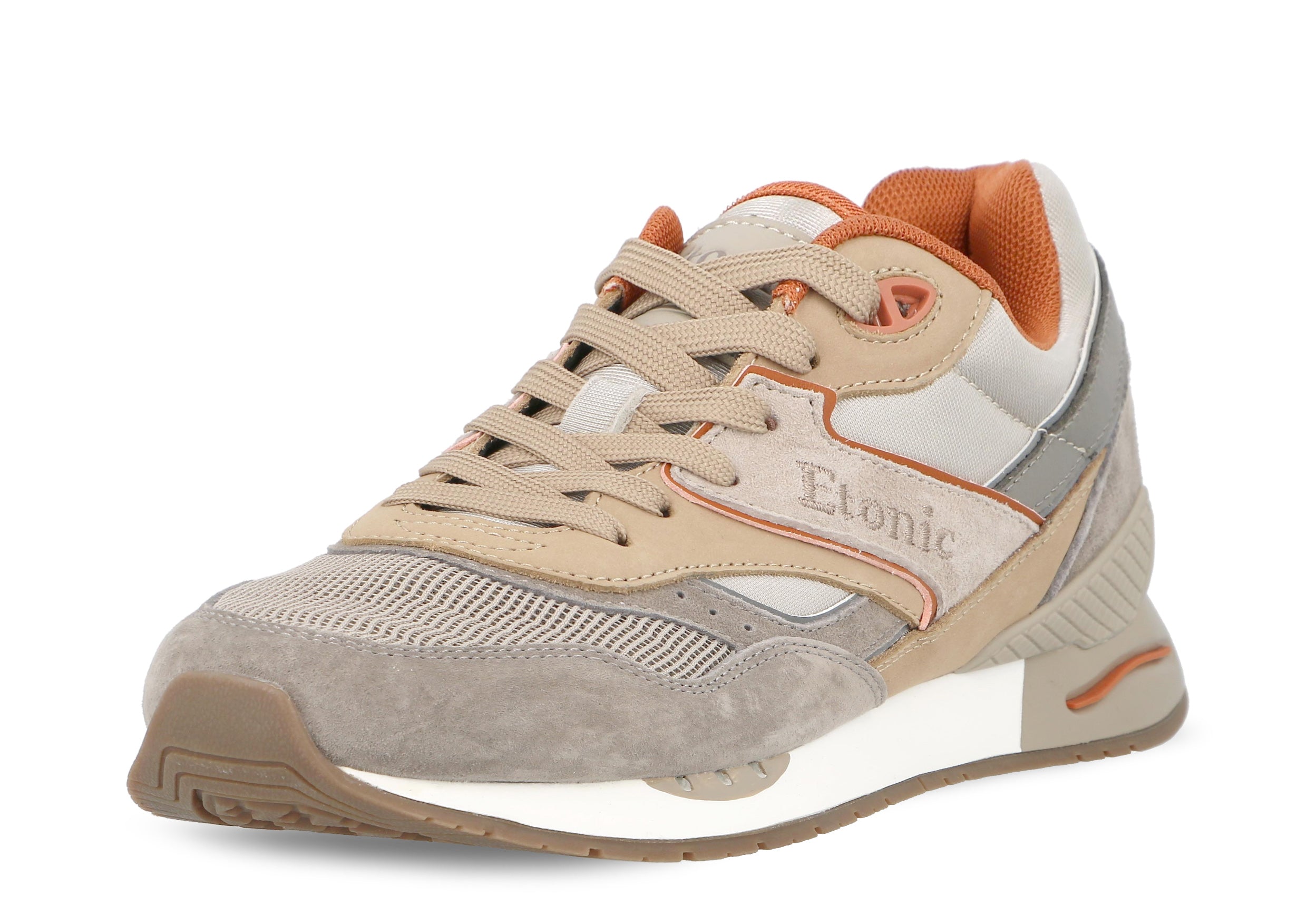 Sneakers Etonic Stable Base in tessuto a rete beige scuro e grigio chiaro, pelle scamosciata beige scuro con inserti in pelle multistrato color caramello e dettagli rossi.