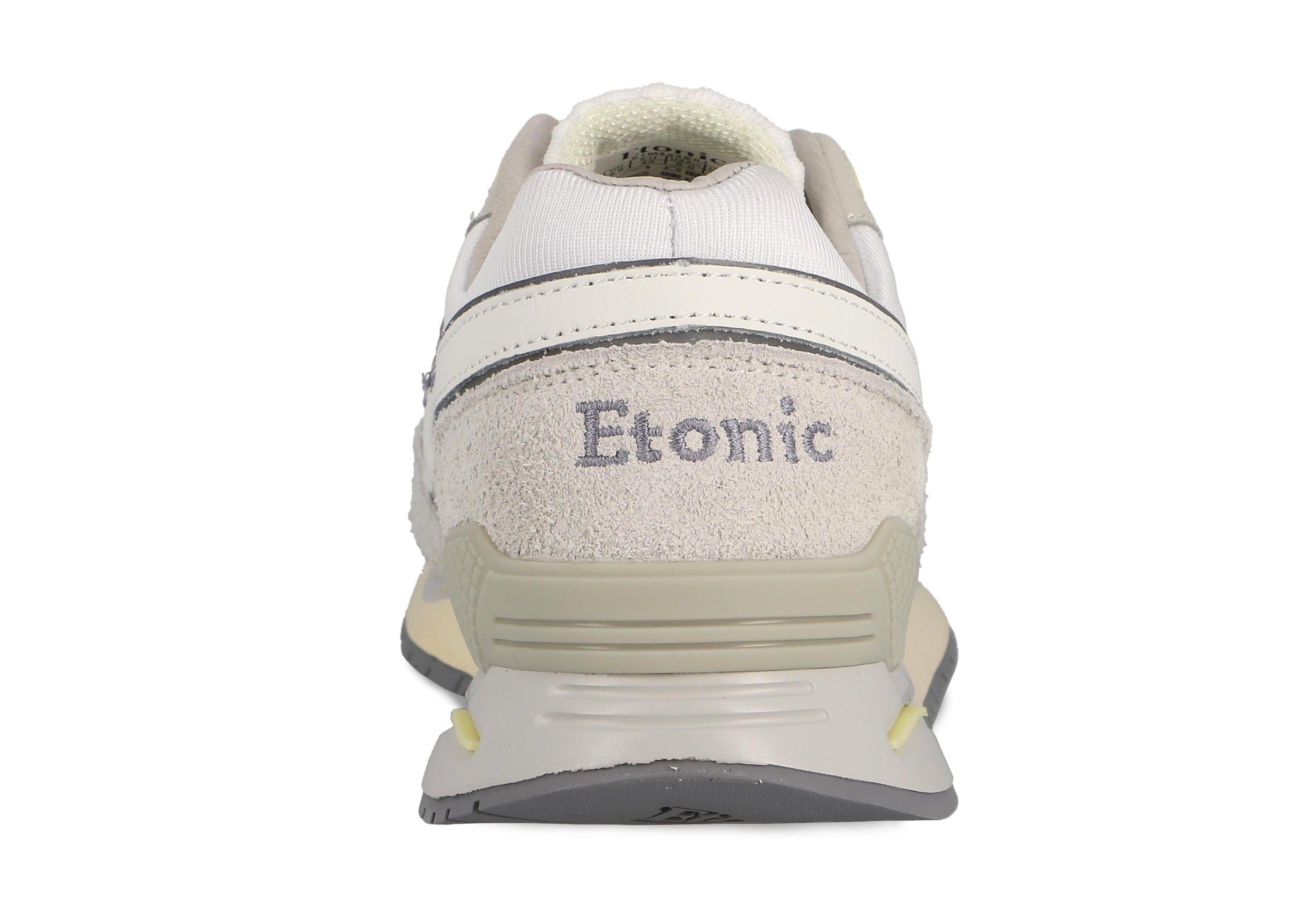 Sneakers Etonic Stable Base in tessuto a rete bianco, pelle scamosciata grigio ghiaccio con inserti in pelle bianca multistrato, dettagli grigio fumo e gialli, intersuola beige e suola inferiore grigio fumo.