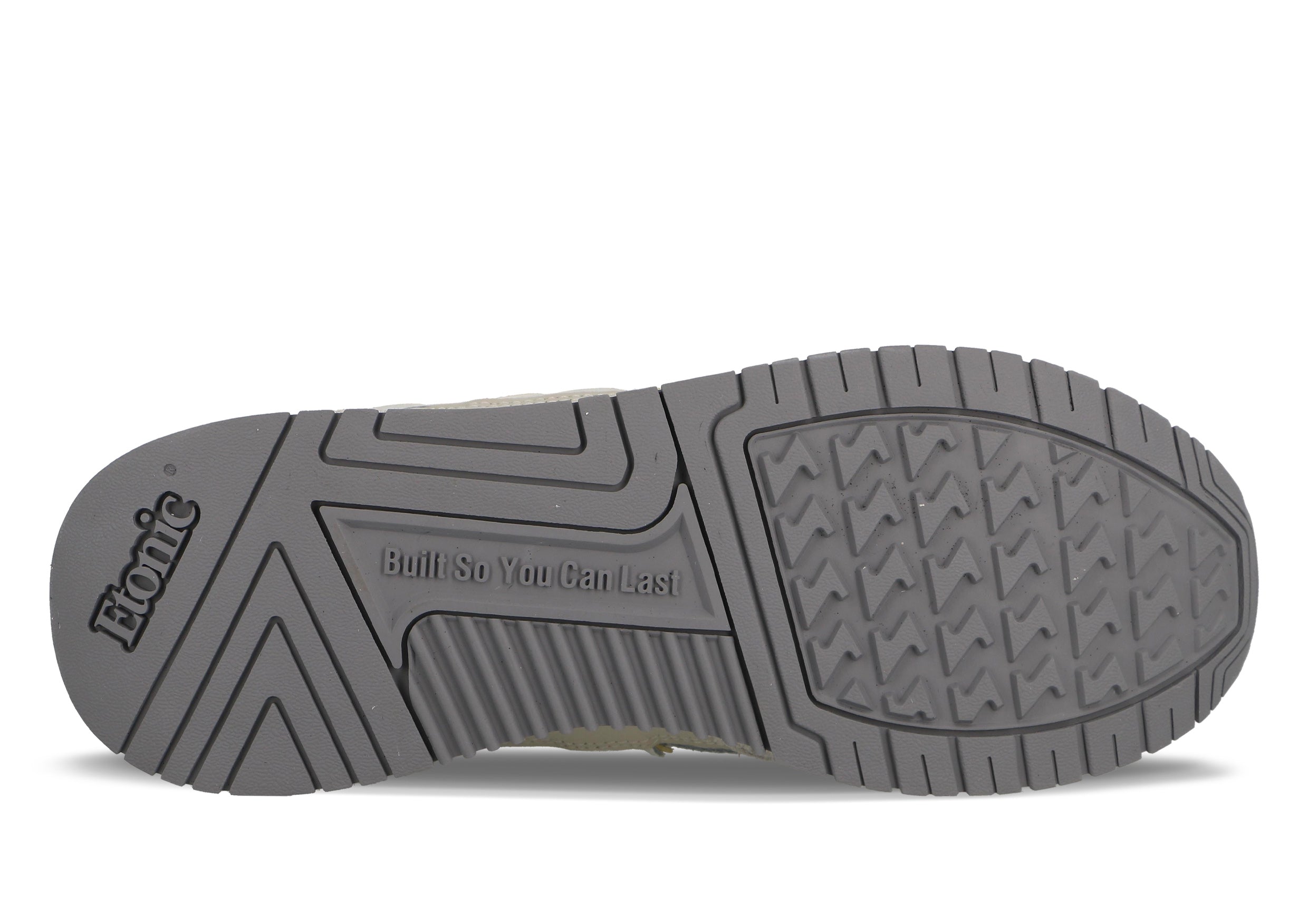 Sneakers Etonic Stable Base in tessuto a rete bianco, pelle scamosciata grigio ghiaccio con inserti in pelle bianca multistrato, dettagli grigio fumo e gialli, intersuola beige e suola inferiore grigio fumo.