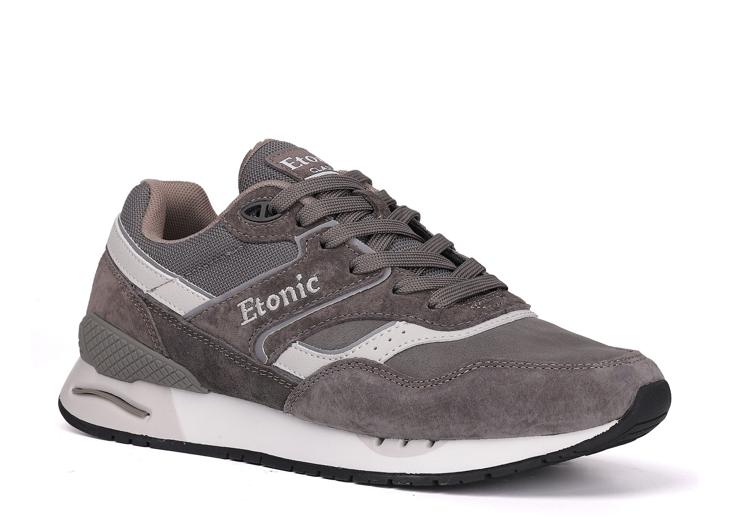 Sneakers Etonic Stable Base in nabuk grigio scuro, tessuto a rete tono su tono, pelle scamosciata grigio scuro con inserti in pelle bianca multistrato, intersuola bianca e suola inferiore grigio scuro.