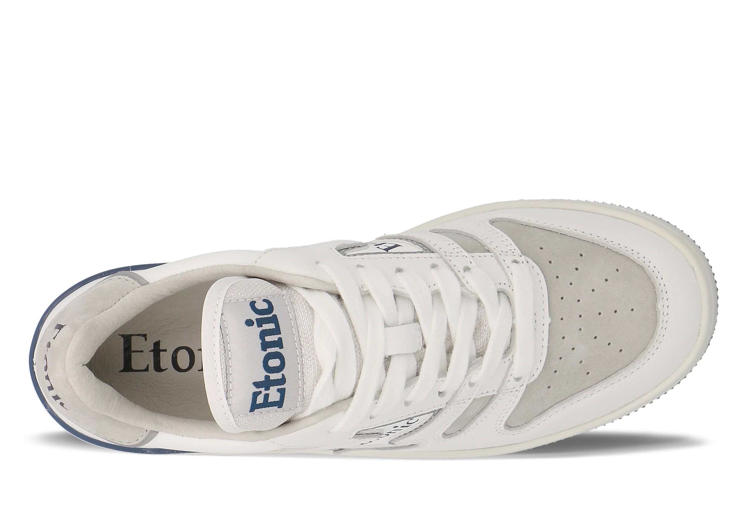 Baskets Etonic B481 en cuir suédé gris, bout en cuir blanc et semelle intermédiaire blanche avec semelle extérieure inférieure bleue.