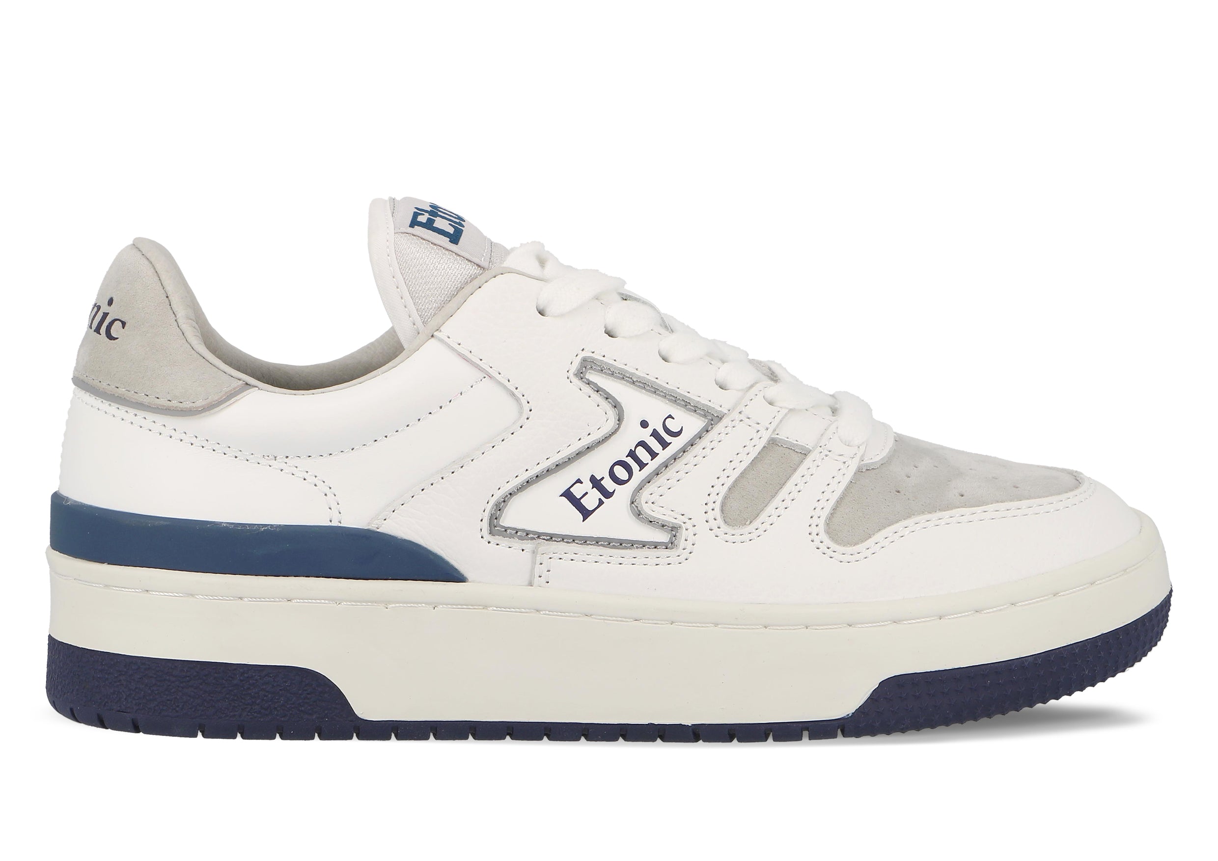 Baskets Etonic B481 en cuir suédé gris, bout en cuir blanc et semelle intermédiaire blanche avec semelle extérieure inférieure bleue.