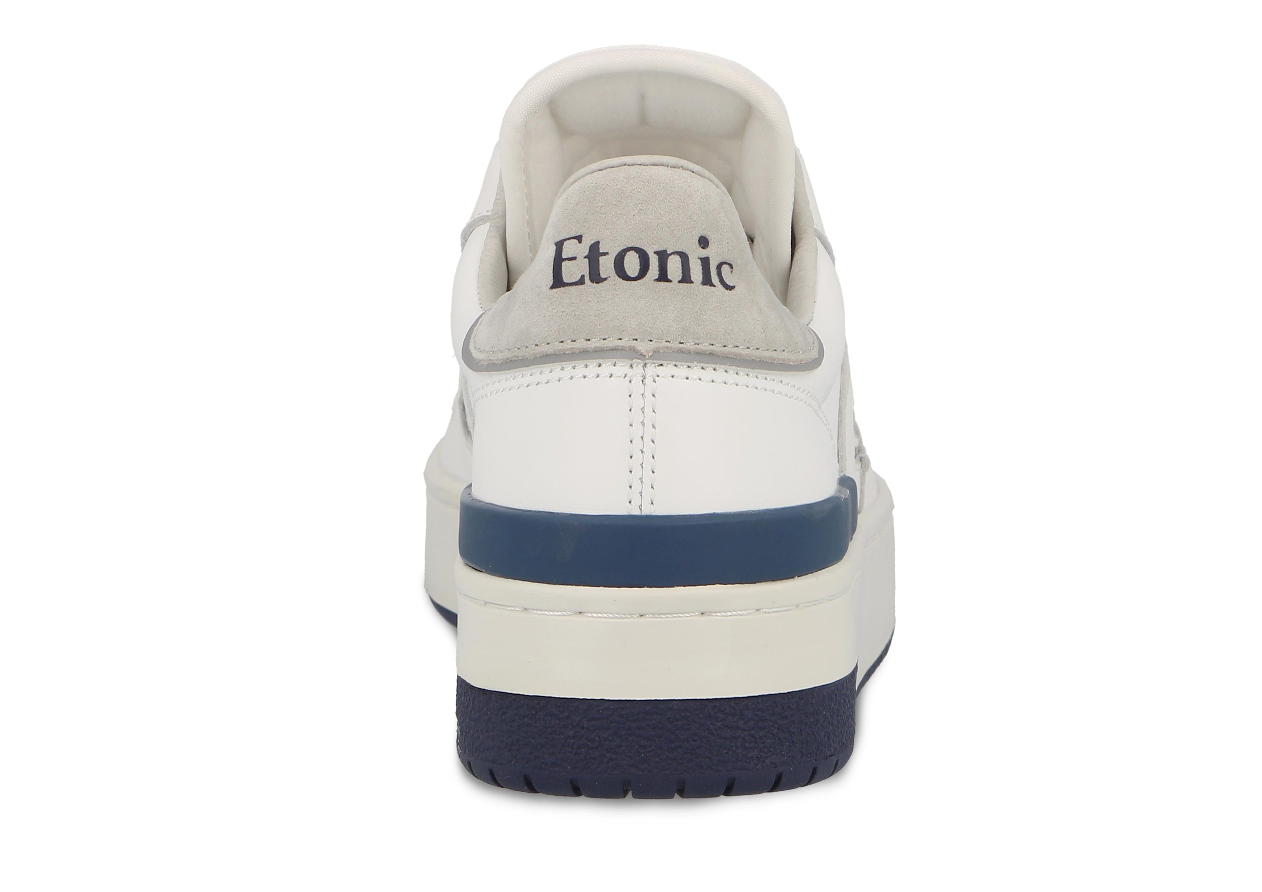 Baskets Etonic B481 en cuir suédé gris, bout en cuir blanc et semelle intermédiaire blanche avec semelle extérieure inférieure bleue.