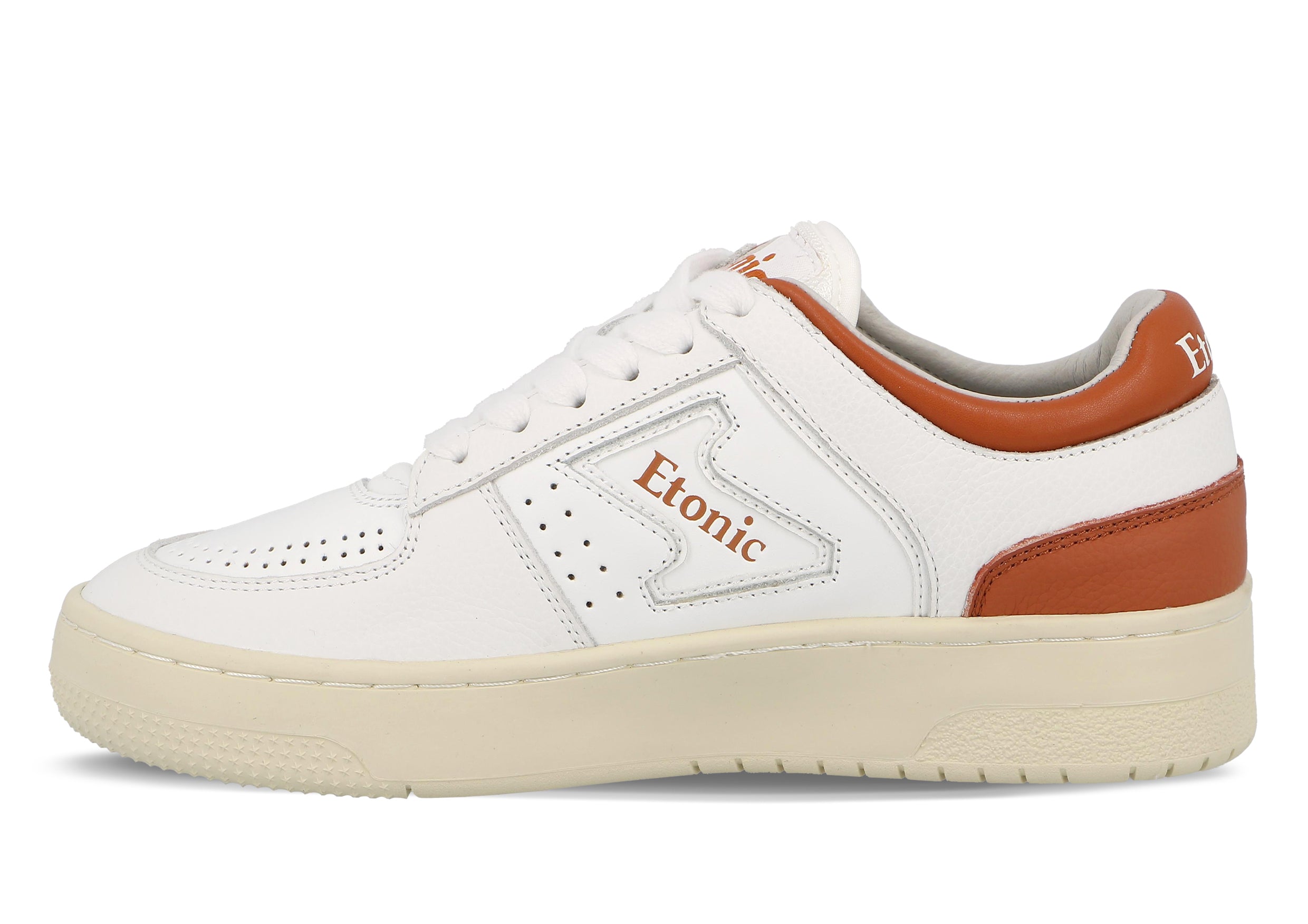 Baskets Etonic B509 en cuir blanc avec détails rouges et semelle extérieure beige.