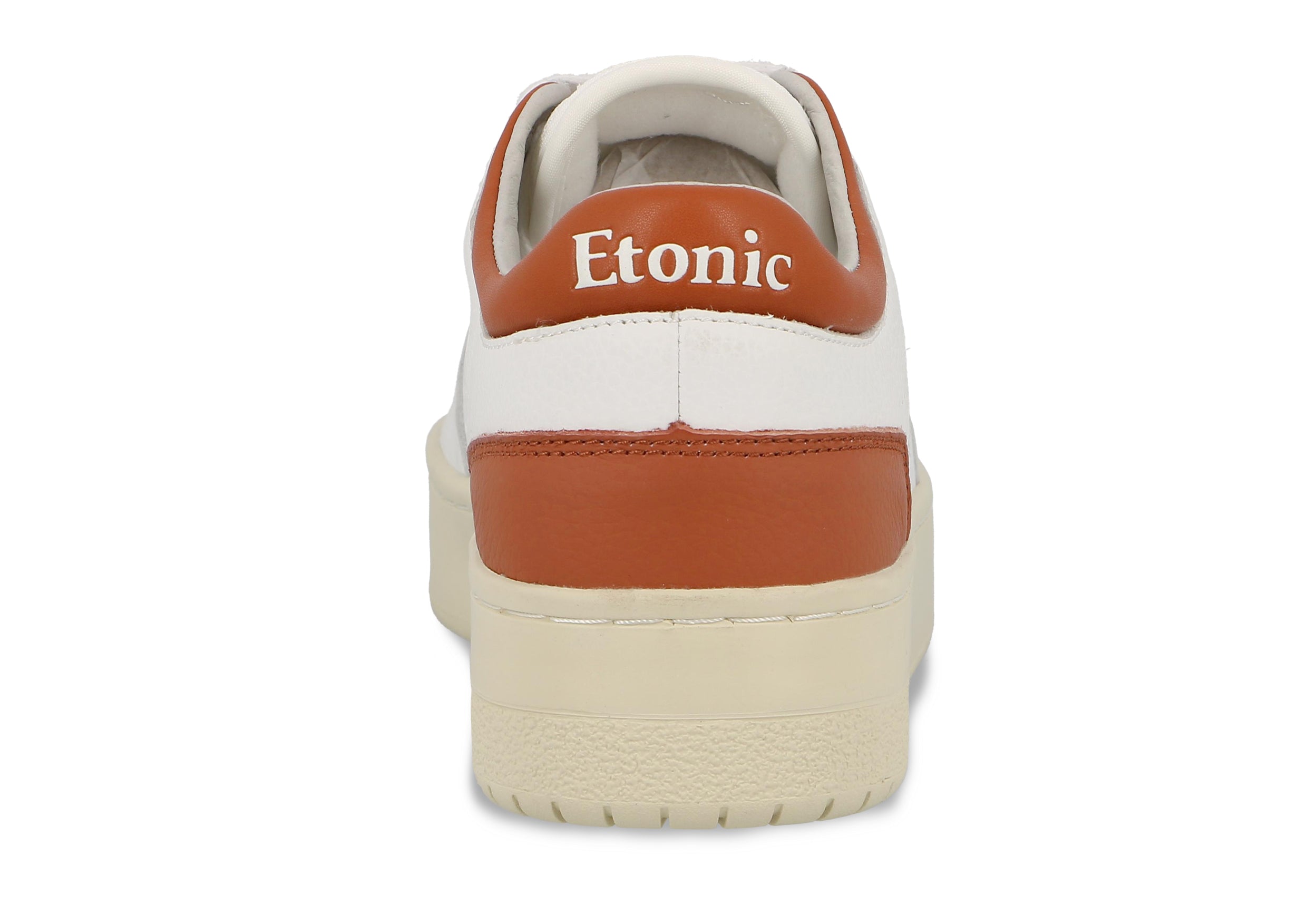 Baskets Etonic B509 en cuir blanc avec détails rouges et semelle extérieure beige.