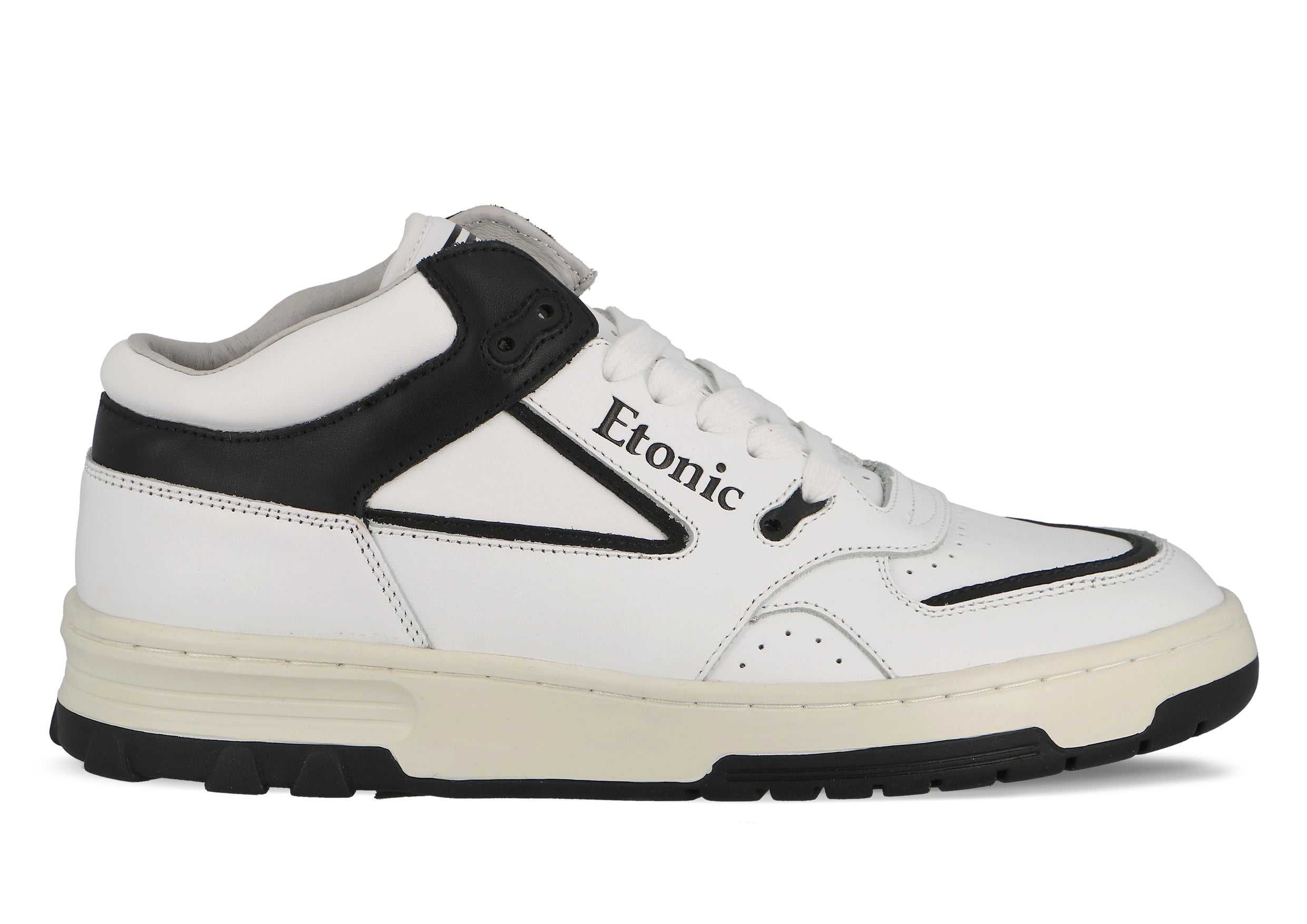 Sneakers Etonic B583 in pelle bianca e dettagli neri con intersuola bianco sporco e suola inferiore nera.