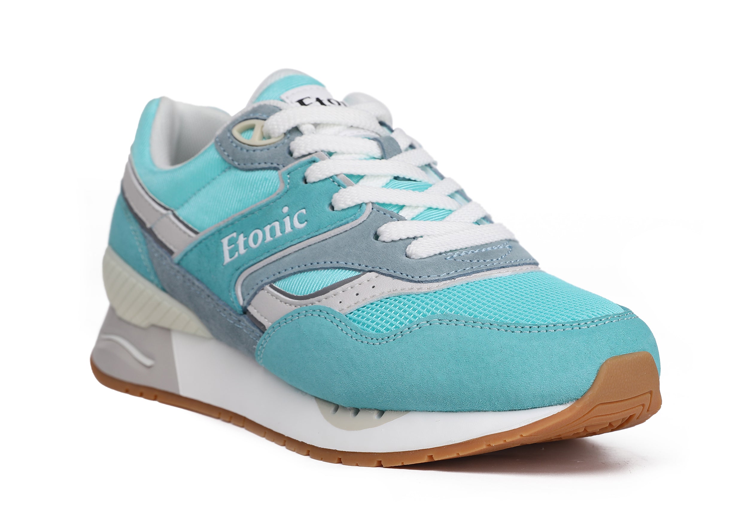 Sneakers Etonic Stable Base in tessuto rete turchese, camoscio turchese con inserti multistrato in pelle azzurro polvere, intersuola bianco sporco e suola fondo miele chiaro.