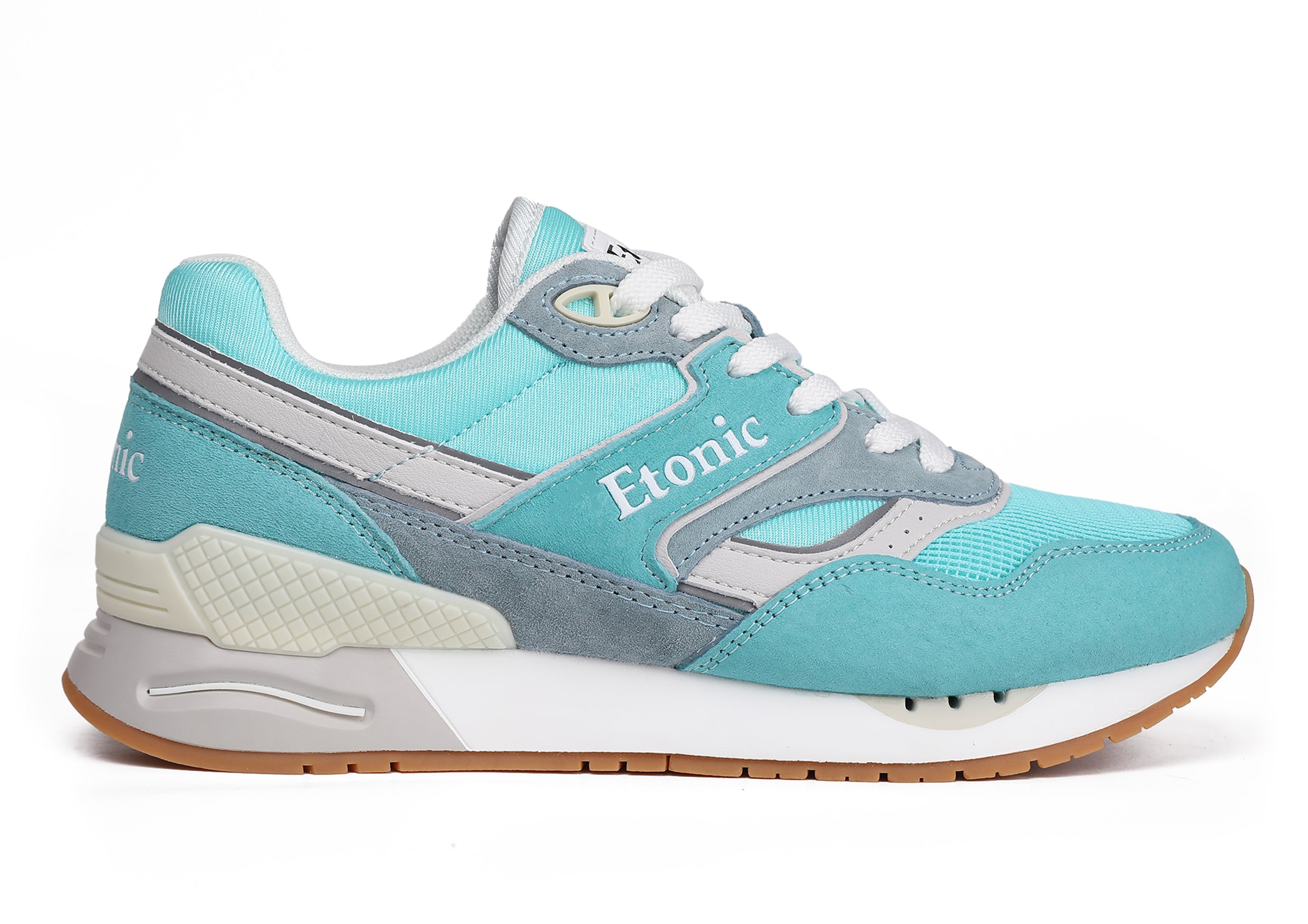 Sneakers Etonic Stable Base in tessuto rete turchese, camoscio turchese con inserti multistrato in pelle azzurro polvere, intersuola bianco sporco e suola fondo miele chiaro.