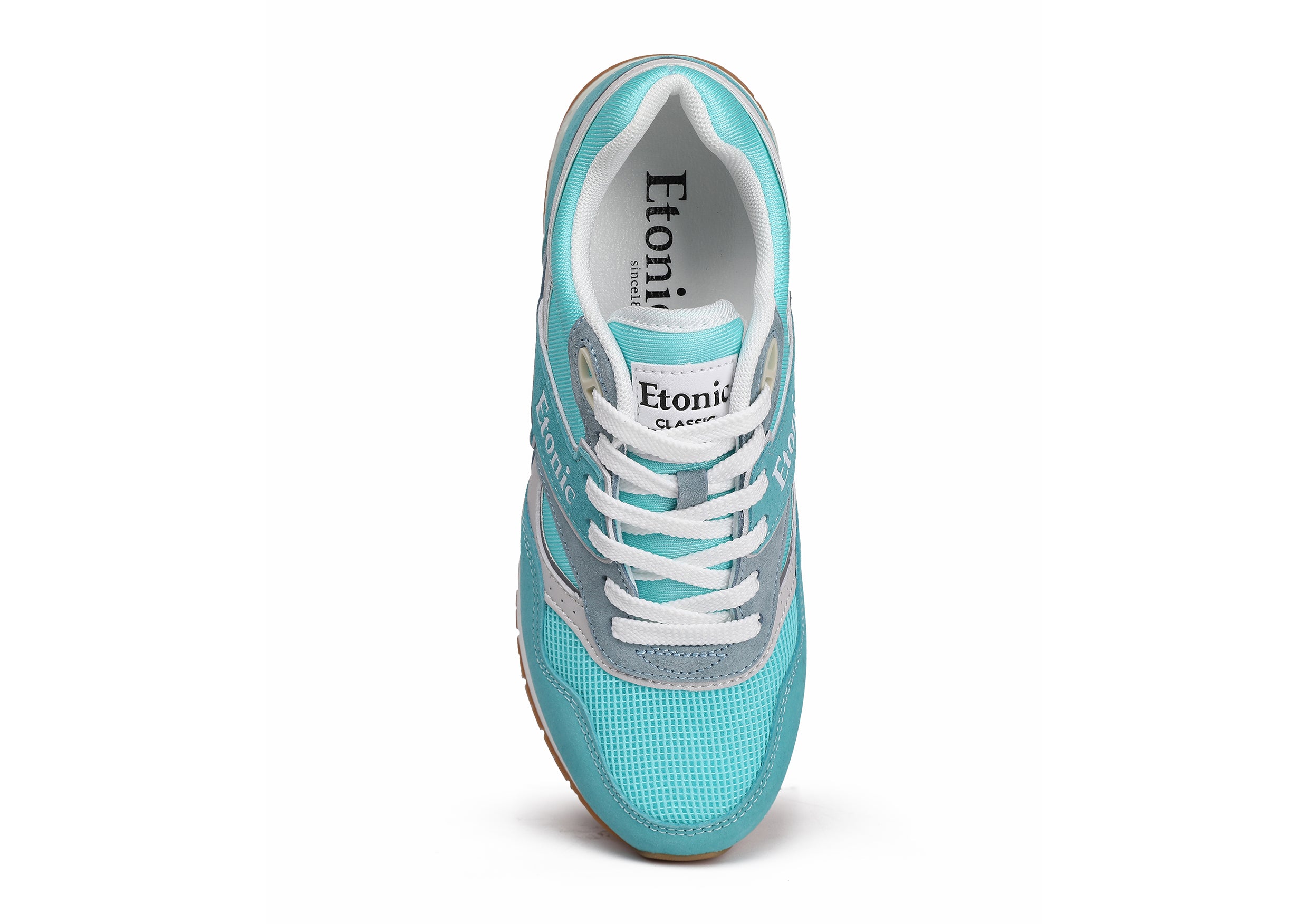 Sneakers Etonic Stable Base in tessuto rete turchese, camoscio turchese con inserti multistrato in pelle azzurro polvere, intersuola bianco sporco e suola fondo miele chiaro.