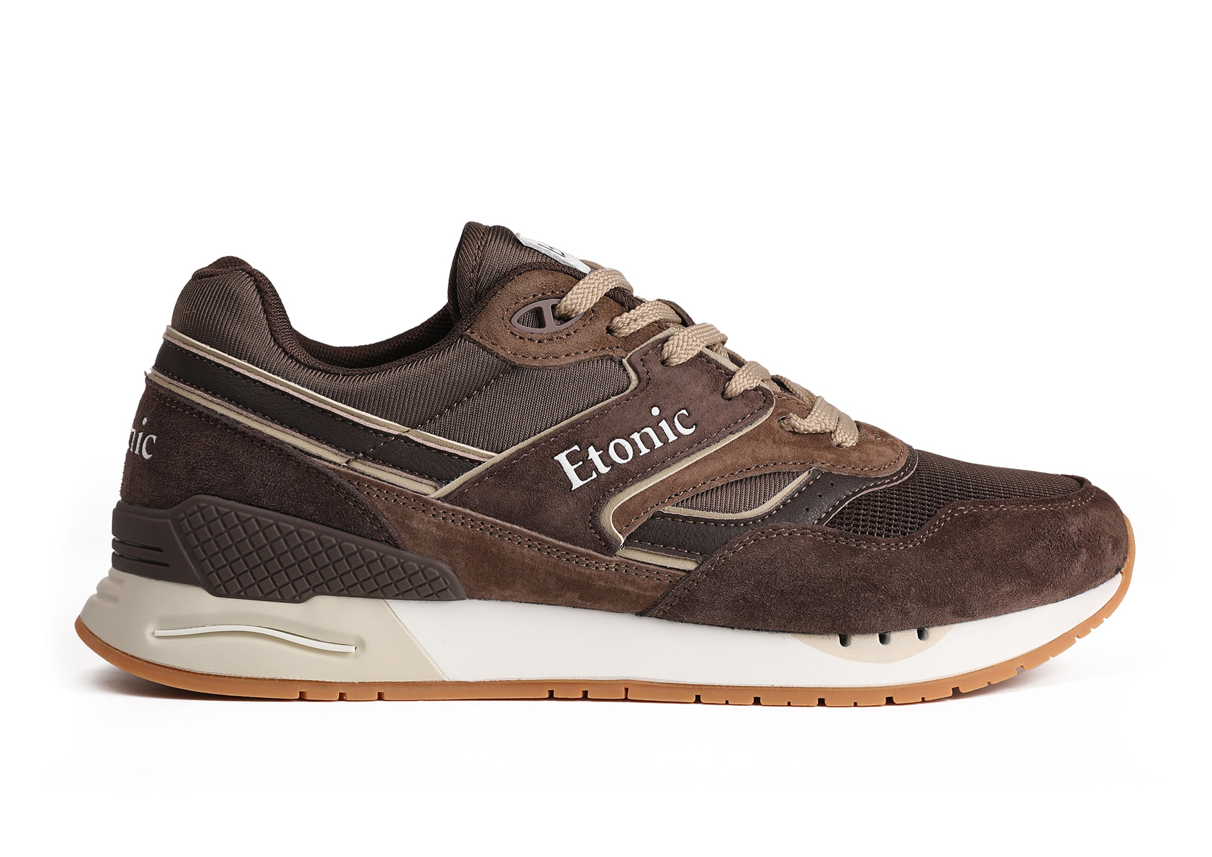 Sneakers Etonic Stable Base in tessuto mesh marrone, camoscio marrone con inserti multistrato in pelle marrone, intersuola bianco sporco e suola fondo miele chiaro.
