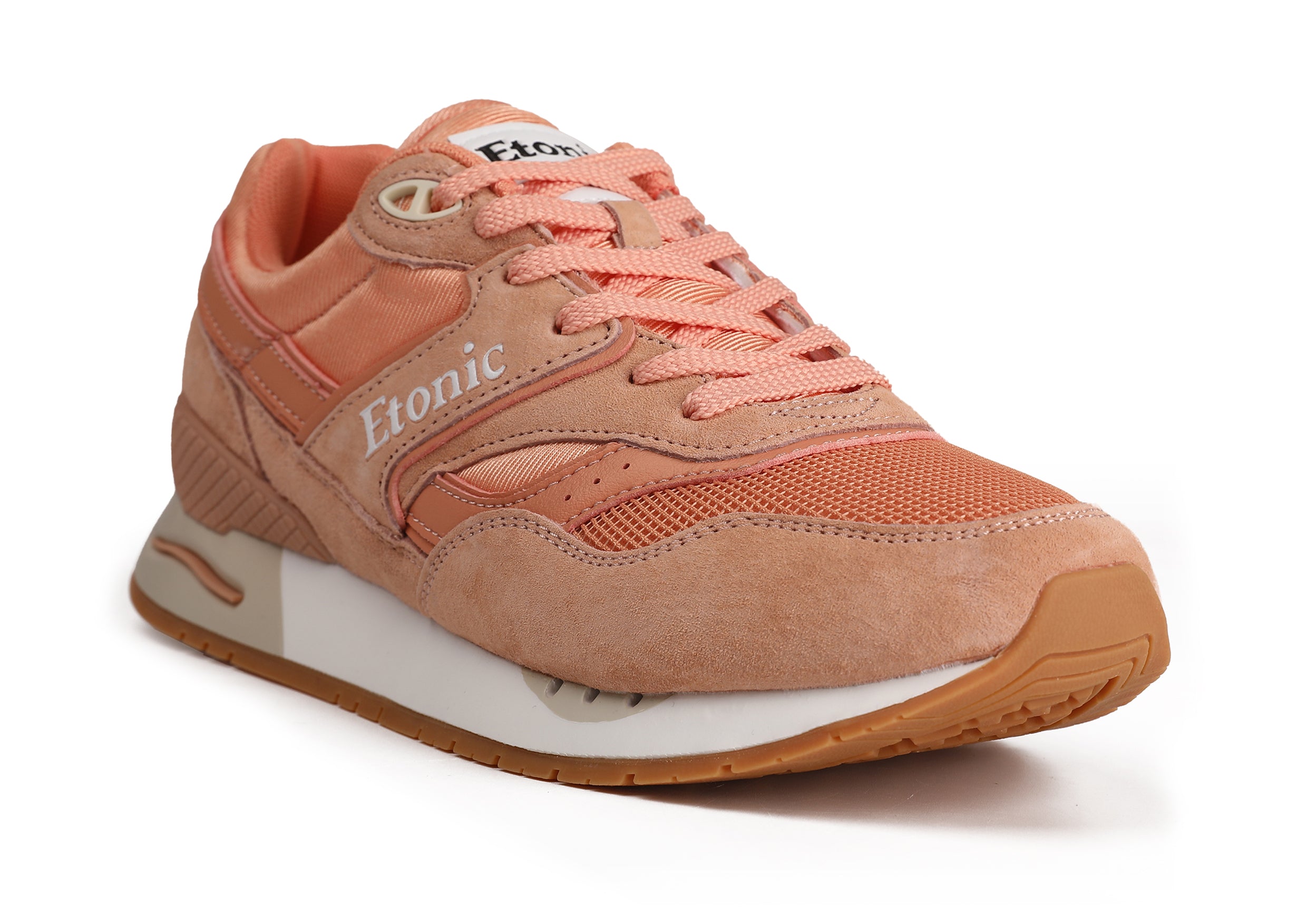 Baskets Etonic Stable Base en tissu mesh pêche, daim pêche avec empiècements multicouches en cuir pêche, semelle intercalaire blanc cassé et semelle extérieure miel clair.