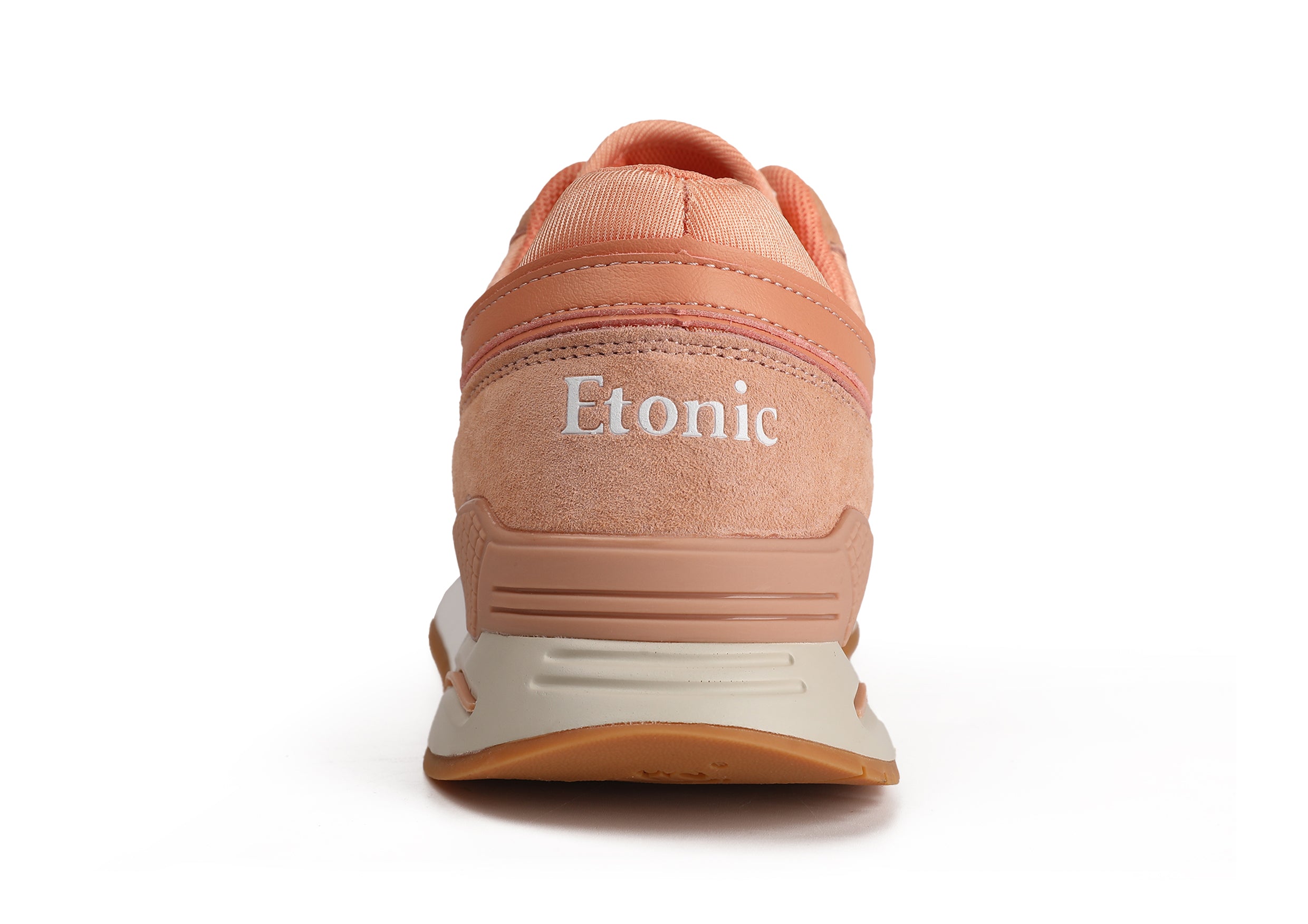 Baskets Etonic Stable Base en tissu mesh pêche, daim pêche avec empiècements multicouches en cuir pêche, semelle intercalaire blanc cassé et semelle extérieure miel clair.