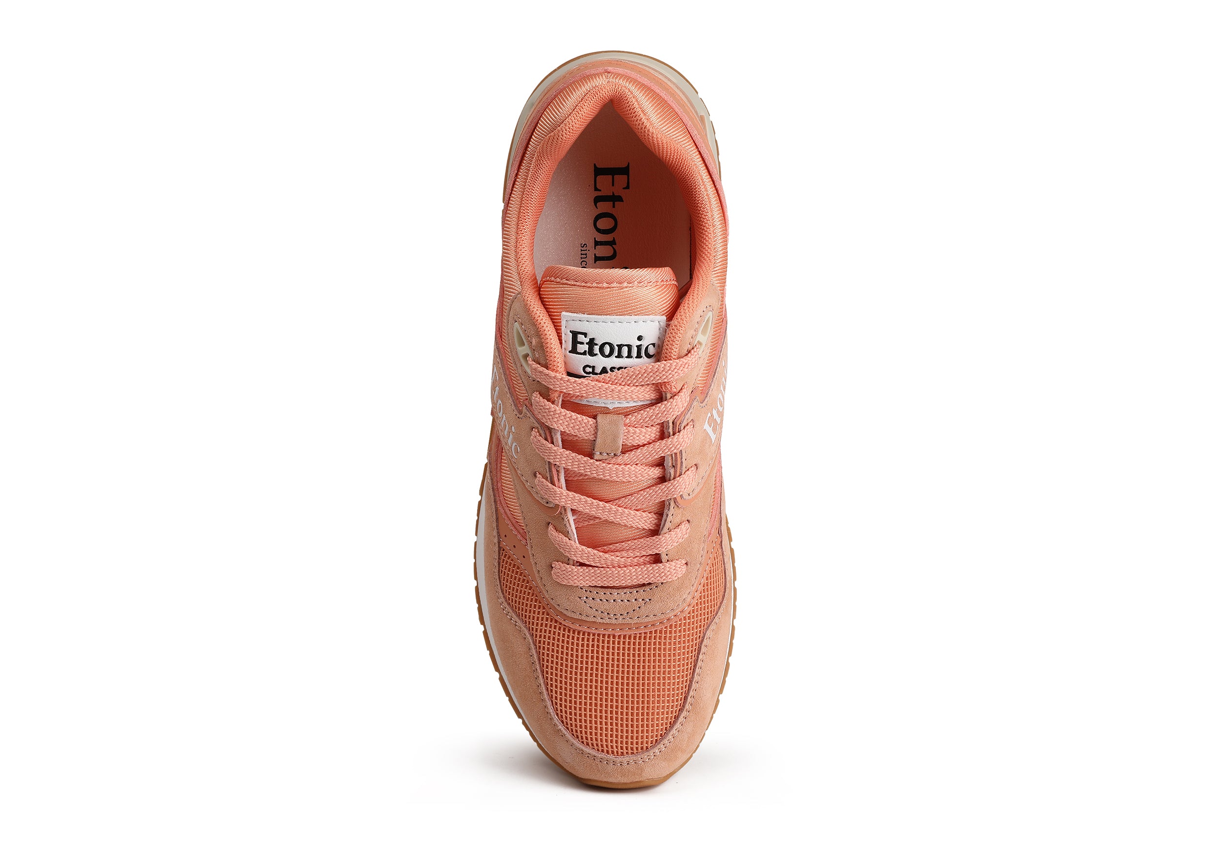 Baskets Etonic Stable Base en tissu mesh pêche, daim pêche avec empiècements multicouches en cuir pêche, semelle intercalaire blanc cassé et semelle extérieure miel clair.
