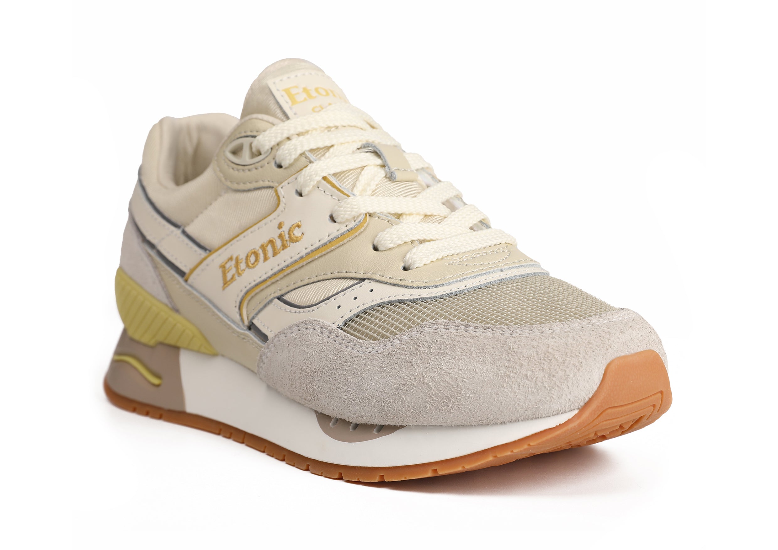 Sneakers Etonic Stable Base in tessuto mesh beige, suede peloso grigio con inserti multistrato in pelle bianco sporco, intersuola bianca e suola fondo miele chiaro.