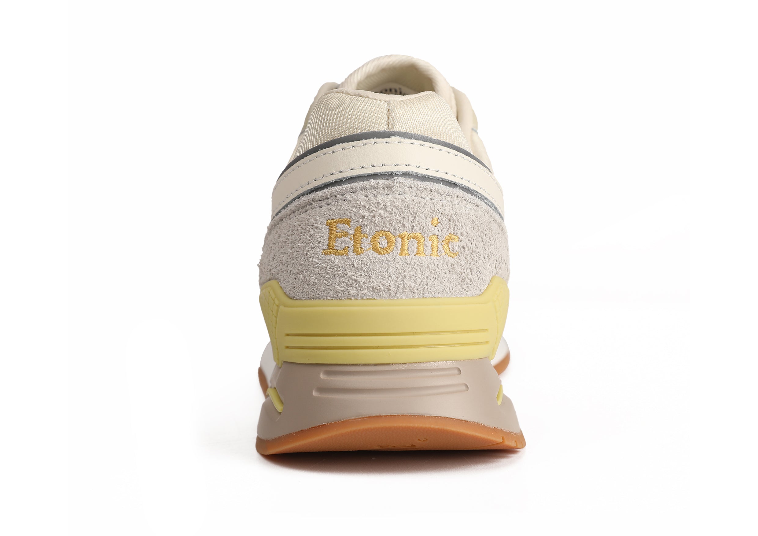 Sneakers Etonic Stable Base in tessuto mesh beige, suede peloso grigio con inserti multistrato in pelle bianco sporco, intersuola bianca e suola fondo miele chiaro.