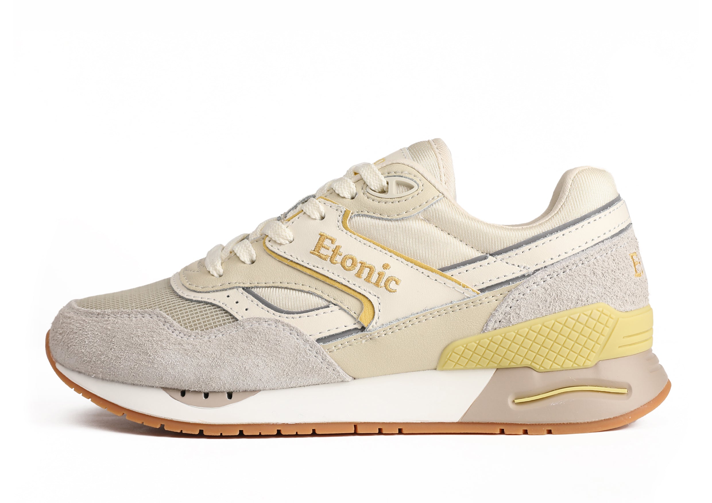 Sneakers Etonic Stable Base in tessuto mesh beige, suede peloso grigio con inserti multistrato in pelle bianco sporco, intersuola bianca e suola fondo miele chiaro.