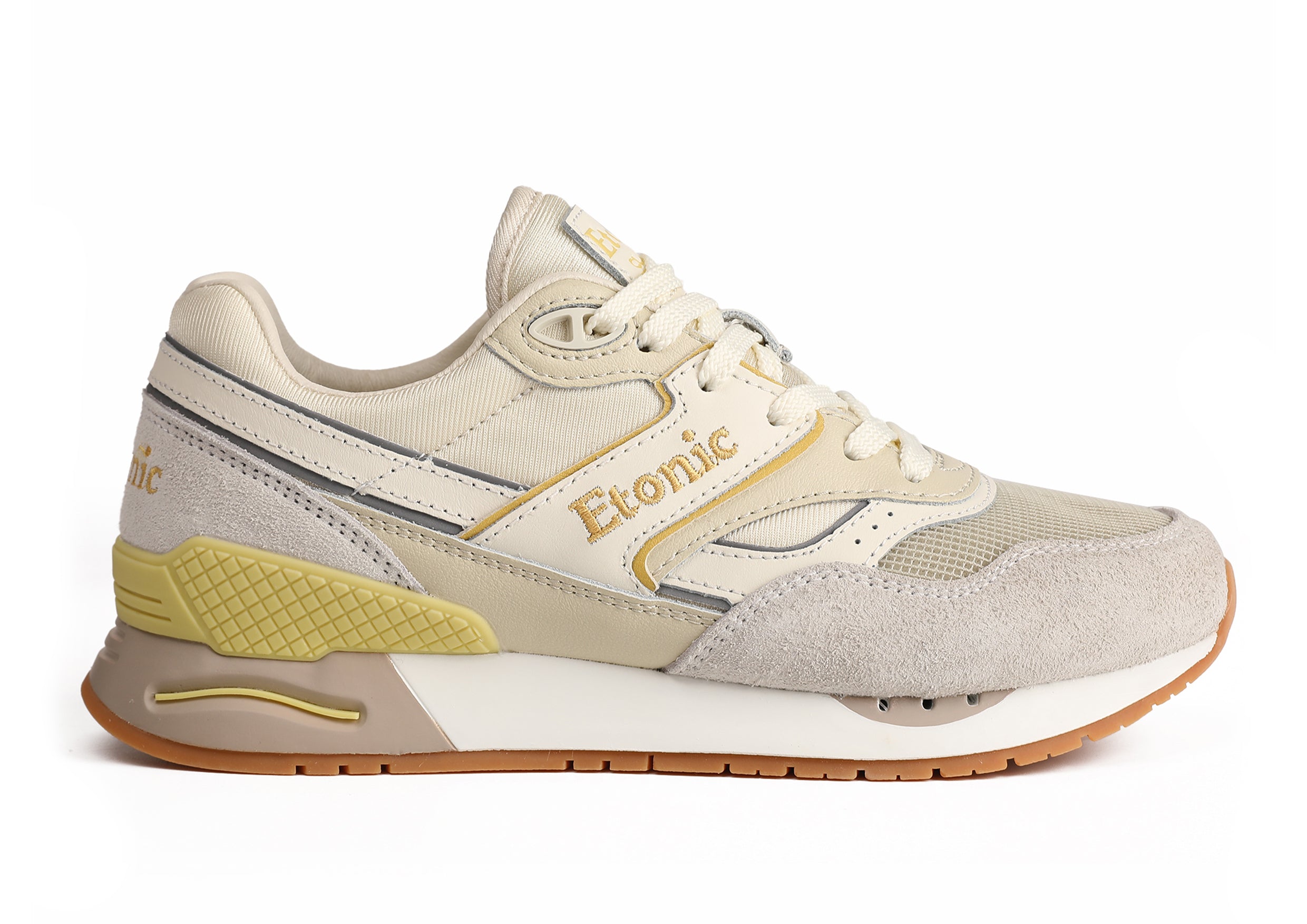 Sneakers Etonic Stable Base in tessuto mesh beige, suede peloso grigio con inserti multistrato in pelle bianco sporco, intersuola bianca e suola fondo miele chiaro.
