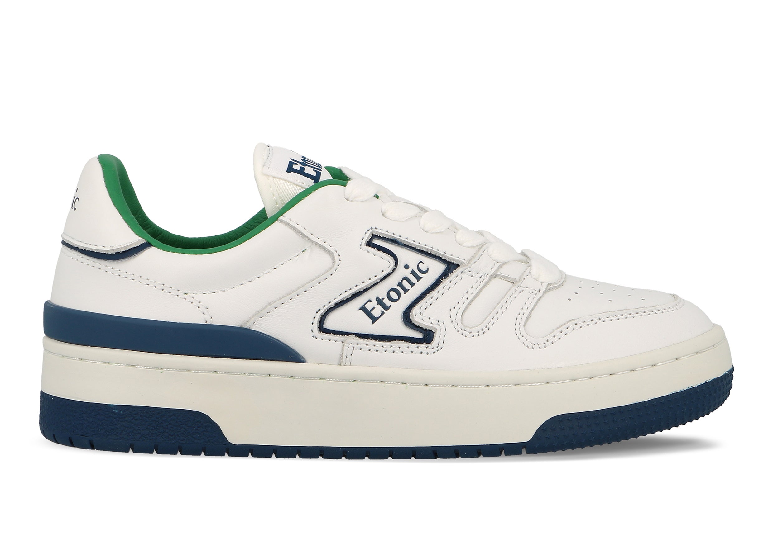 Baskets Etonic B481 en cuir blanc avec détails bleu marine, doublure verte et semelle intercalaire blanche avec semelle extérieure inférieure bleu marine.