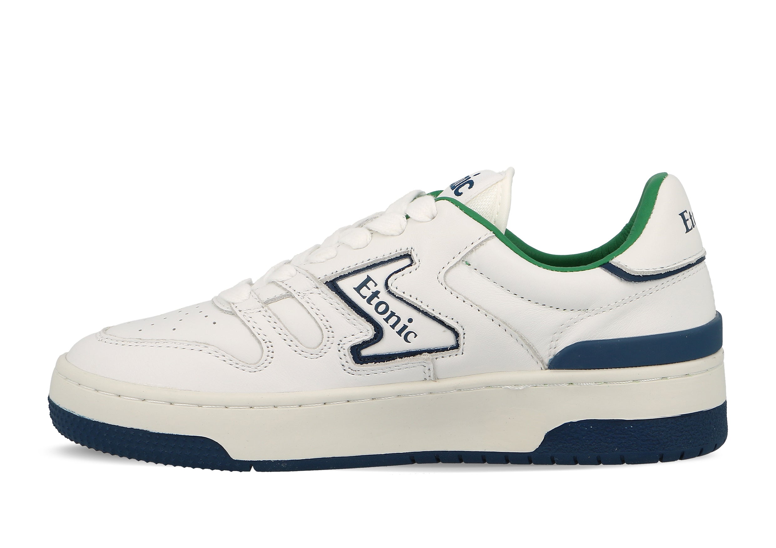 Baskets Etonic B481 en cuir blanc avec détails bleu marine, doublure verte et semelle intercalaire blanche avec semelle extérieure inférieure bleu marine.