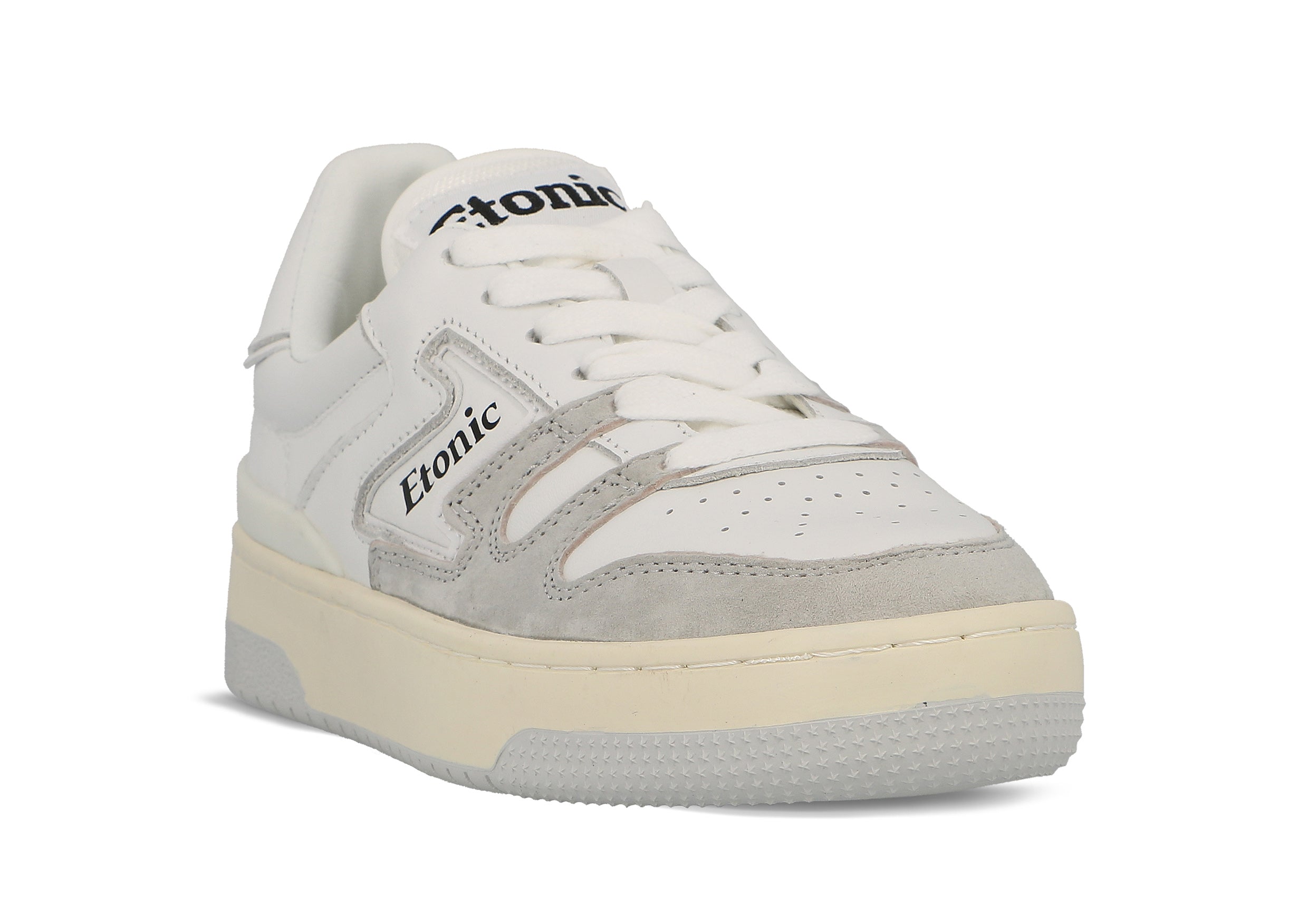 Baskets Etonic B481 en cuir blanc et daim gris clair avec semelle extérieure blanche.