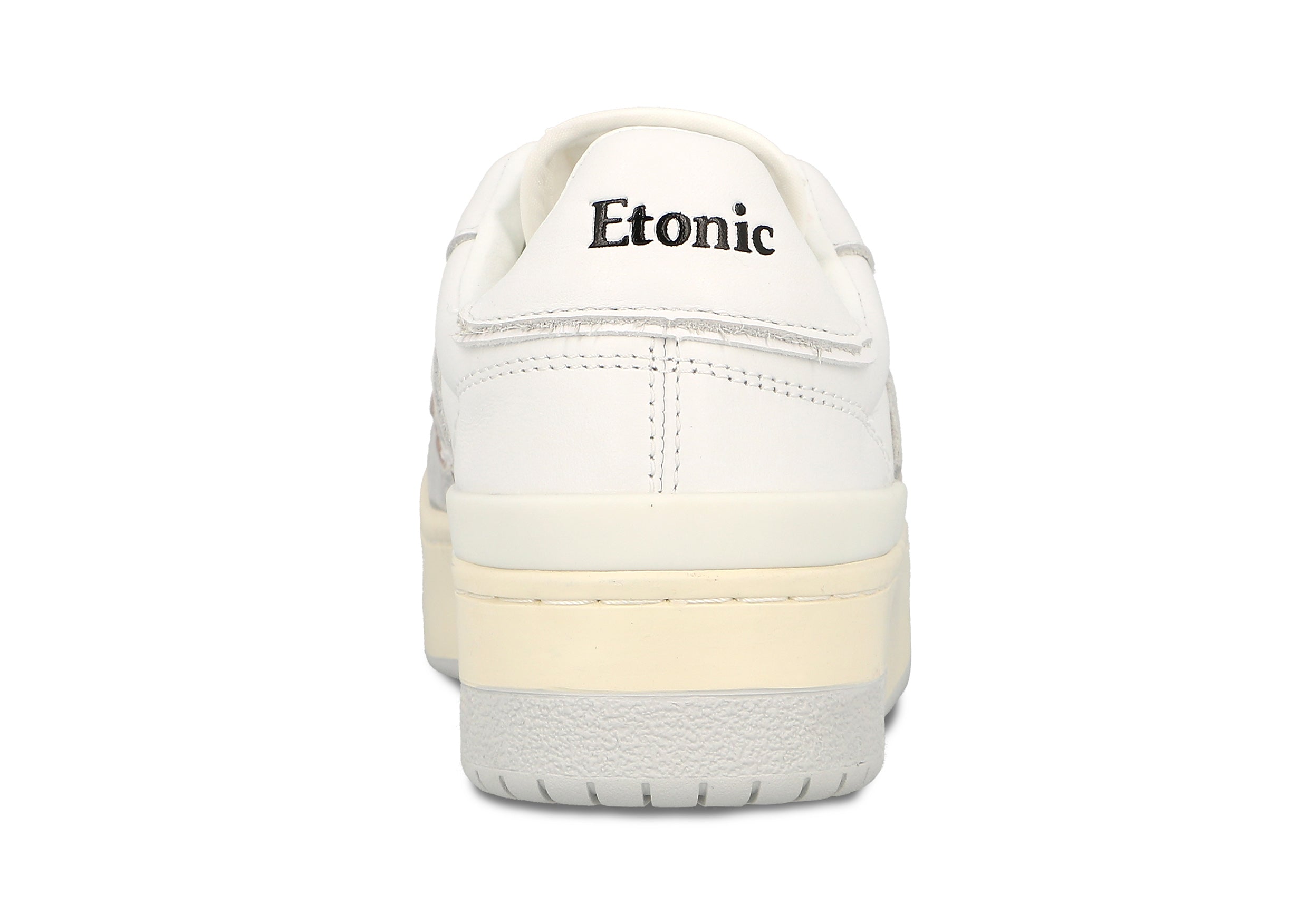 Baskets Etonic B481 en cuir blanc et daim gris clair avec semelle extérieure blanche.