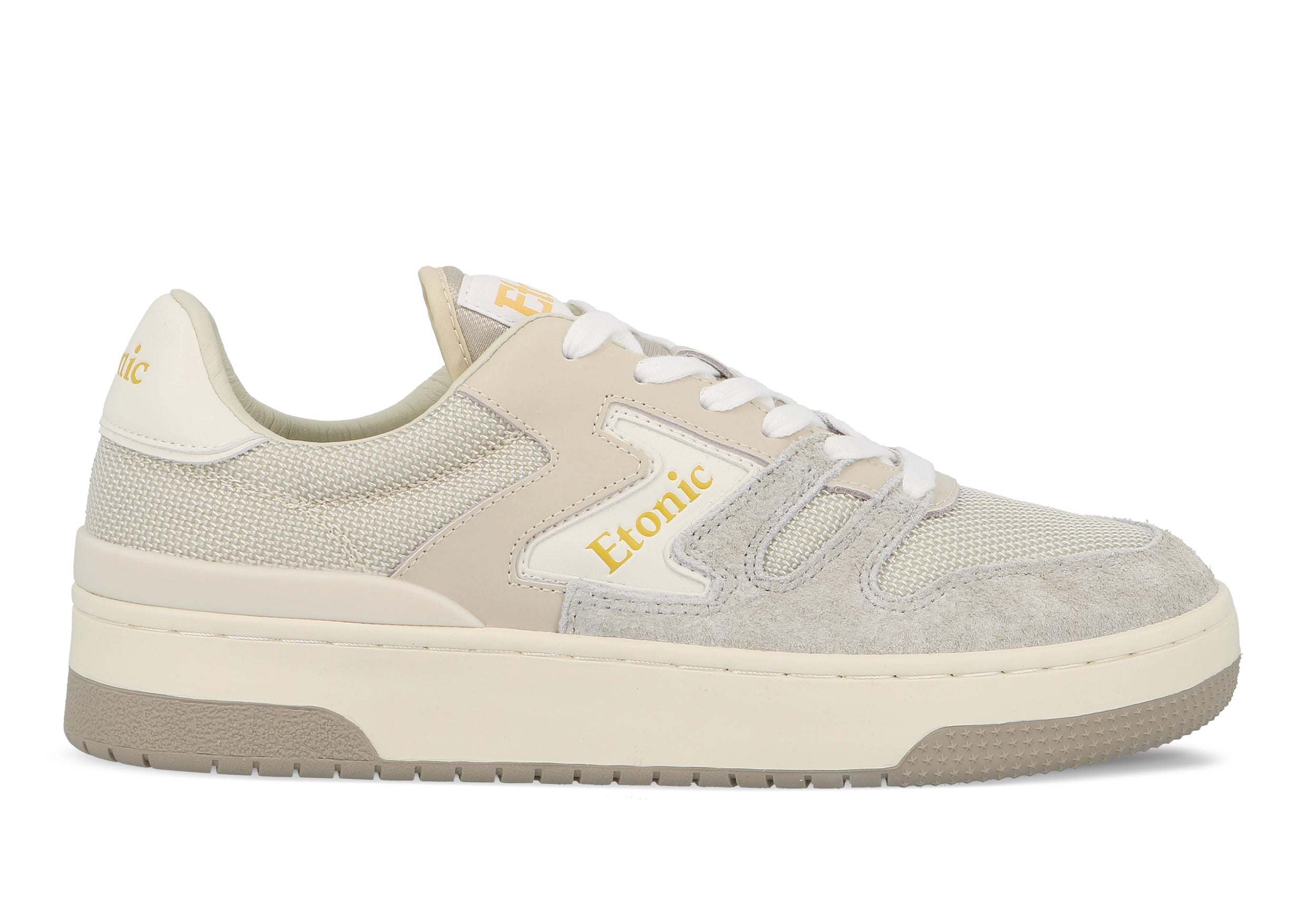 Sneakers Etonic B509 in tessuto mesh beige, suede peloso grigio con inserti multistrato in pelle bianco sporco, intersuola bianca e suola fondo miele chiaro.