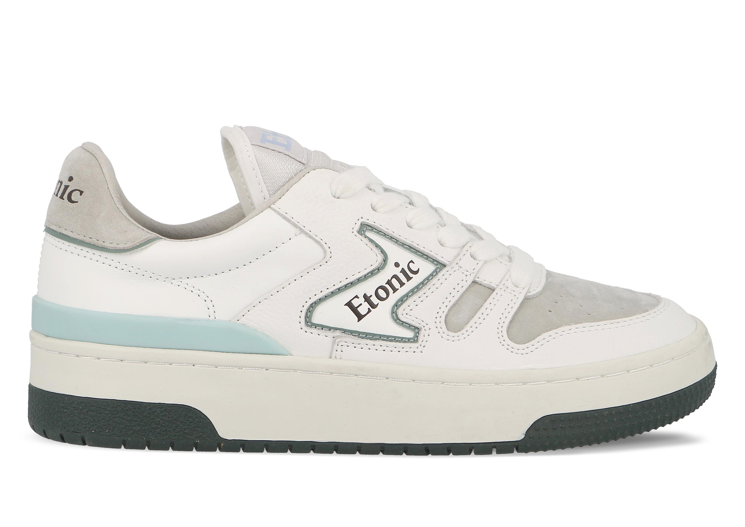 Sneakers Etonic B481 in pelle scamosciata grigia con puntale in pelle bianca, intersuola bianca, suola inferiore blu e dettagli celeste.
