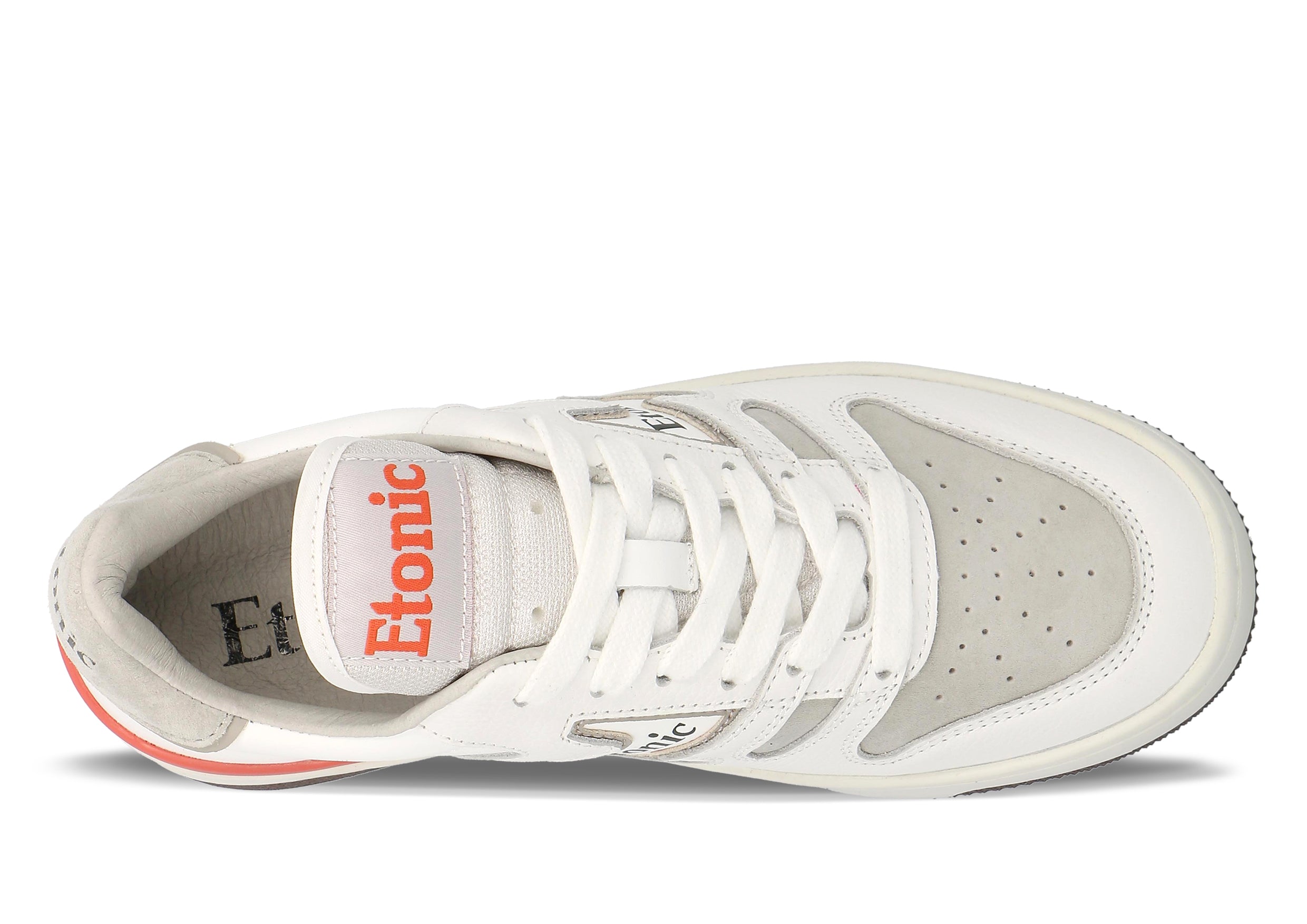 Sneakers Etonic B481 in pelle scamosciata grigia con puntale in pelle bianca, intersuola bianca, suola inferiore marrone scuro e dettagli rosso corallo.