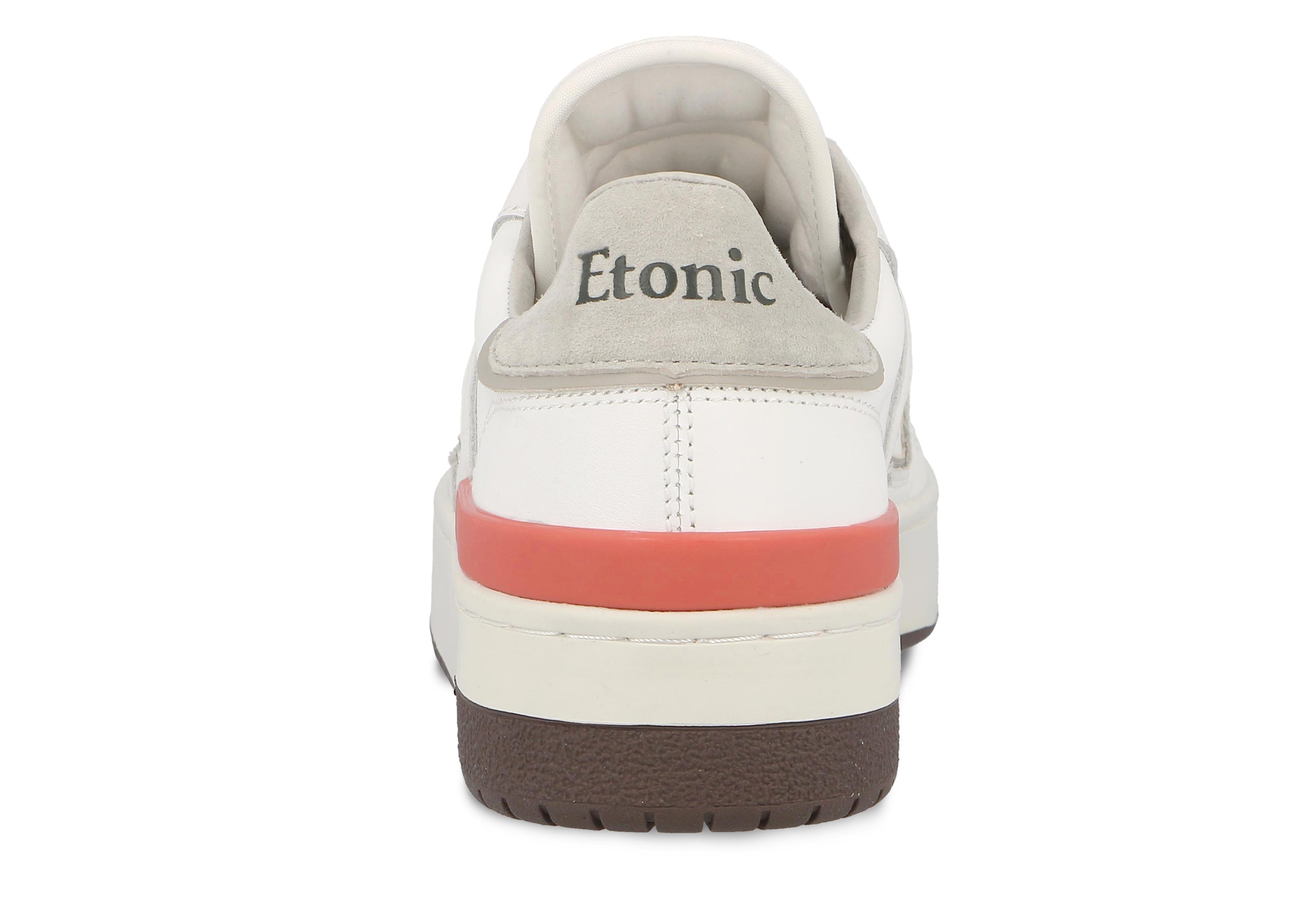 Sneakers Etonic B481 in pelle scamosciata grigia con puntale in pelle bianca, intersuola bianca, suola inferiore marrone scuro e dettagli rosso corallo.