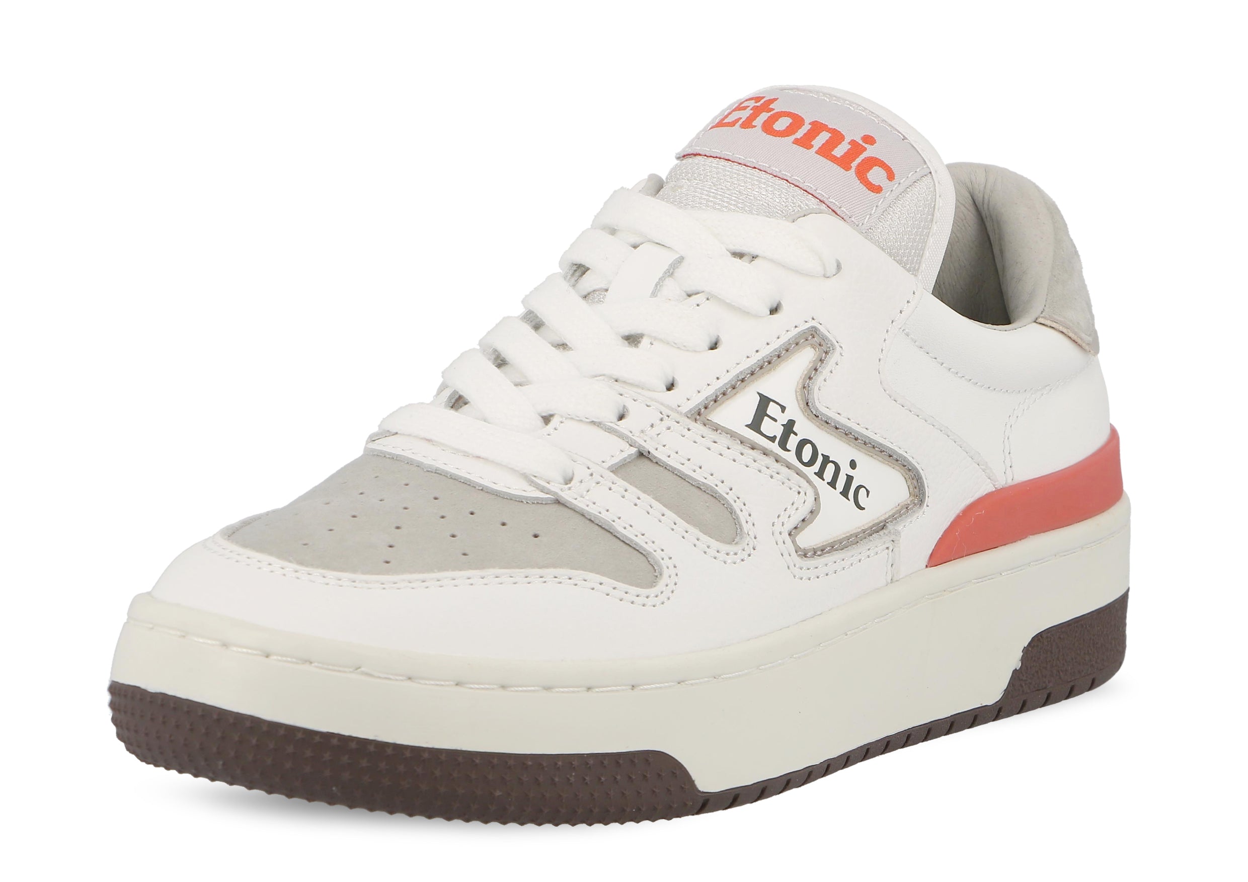 Sneakers Etonic B481 in pelle scamosciata grigia con puntale in pelle bianca, intersuola bianca, suola inferiore marrone scuro e dettagli rosso corallo.