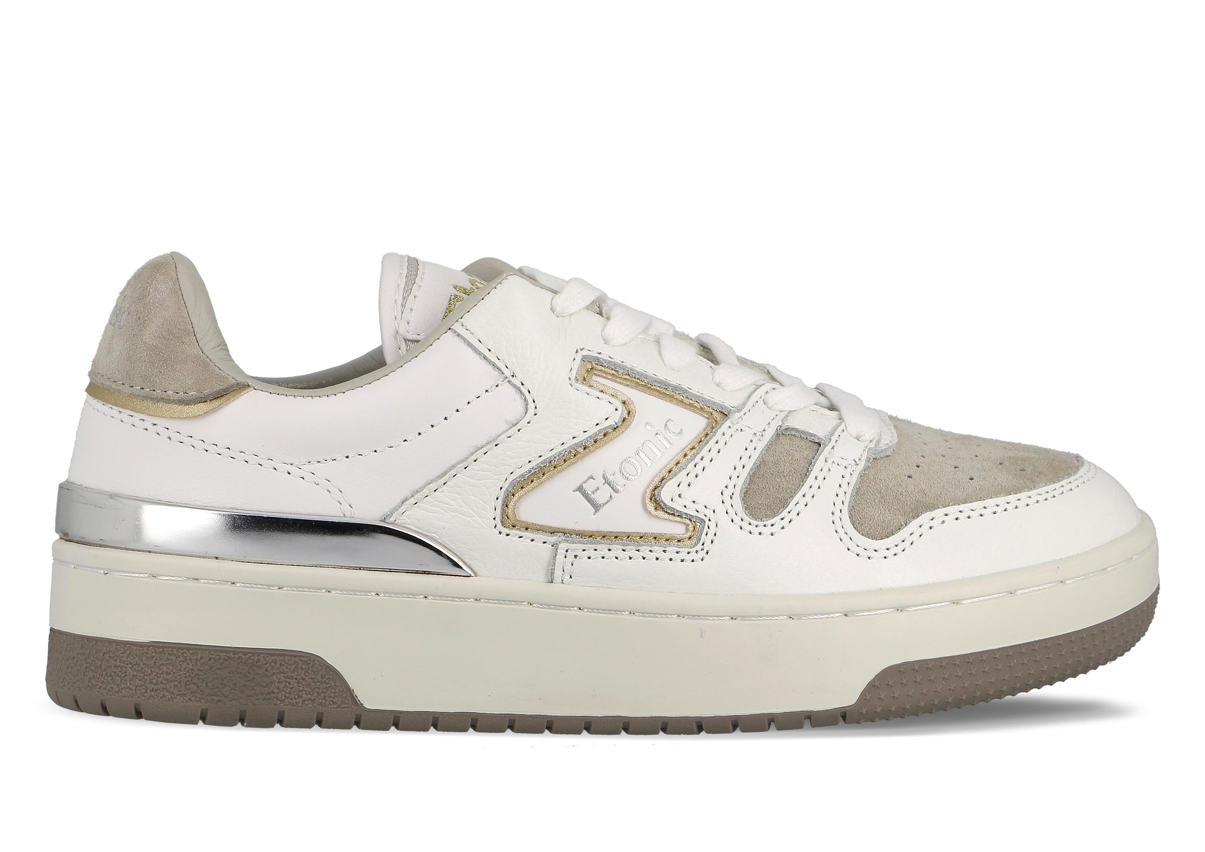 Sneakers Etonic B481 in pelle scamosciata grigia con puntale in pelle bianca, intersuola bianca, suola inferiore marrone, dettagli argento e oro.