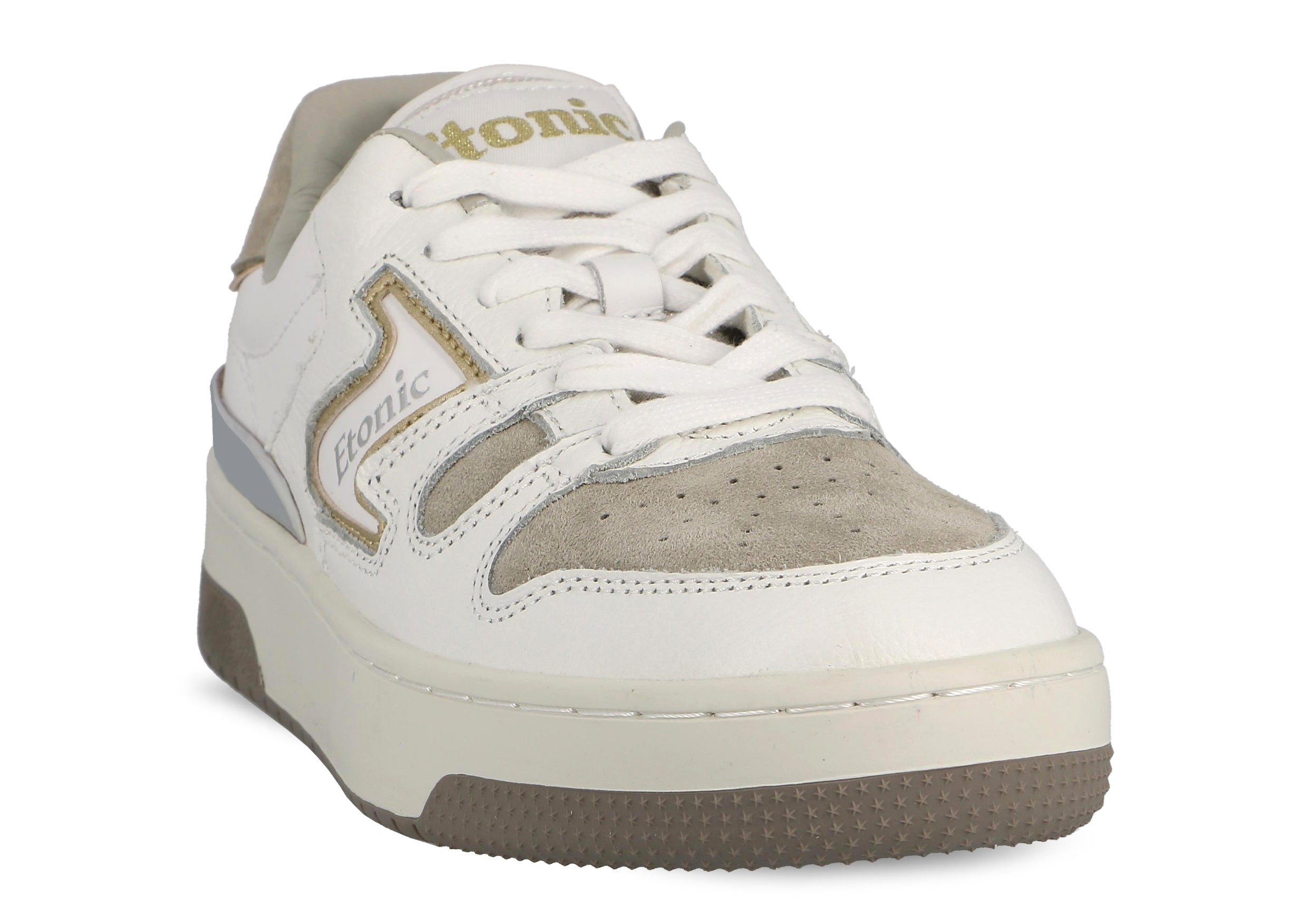 Sneakers Etonic B481 in pelle scamosciata grigia con puntale in pelle bianca, intersuola bianca, suola inferiore marrone, dettagli argento e oro.