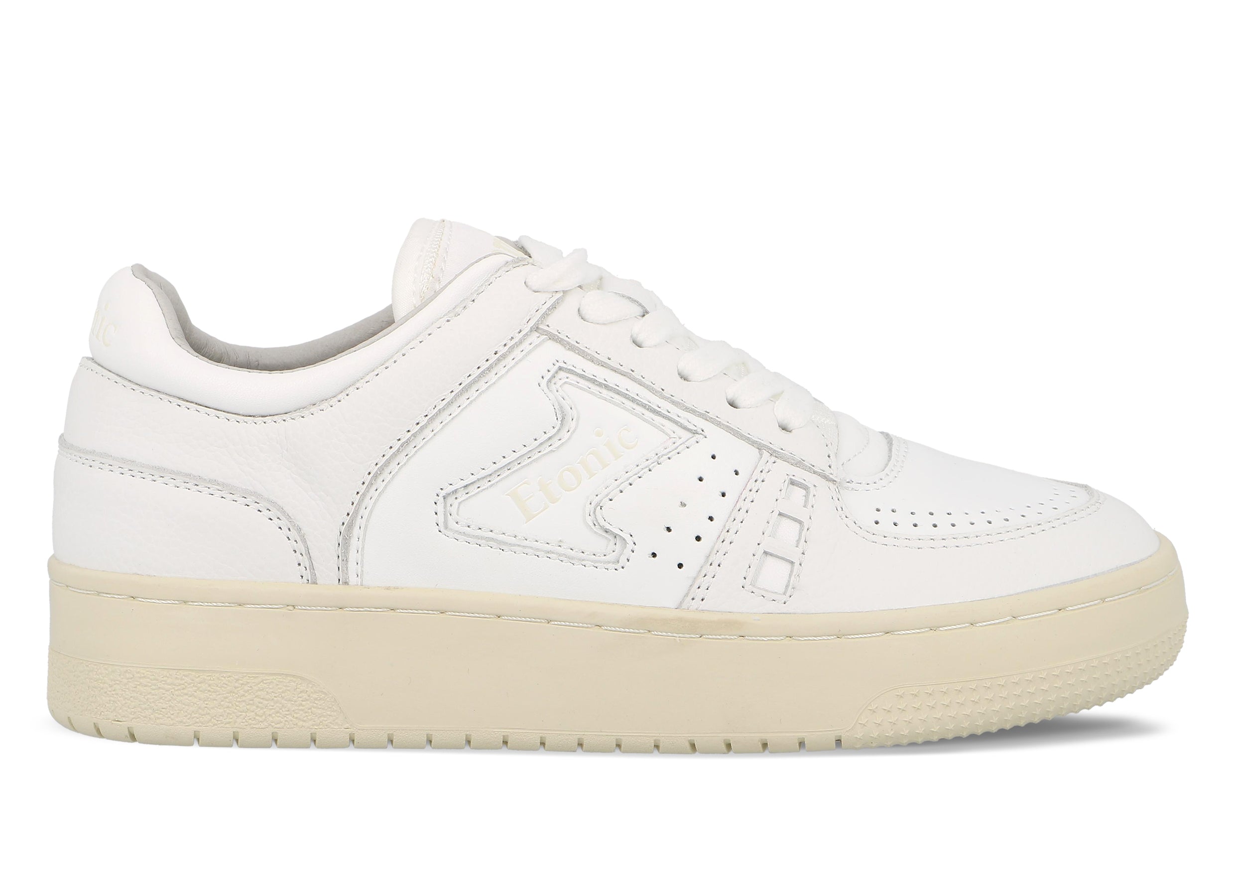 Baskets Etonic B509 en cuir blanc avec détails ton sur ton et semelle extérieure beige.