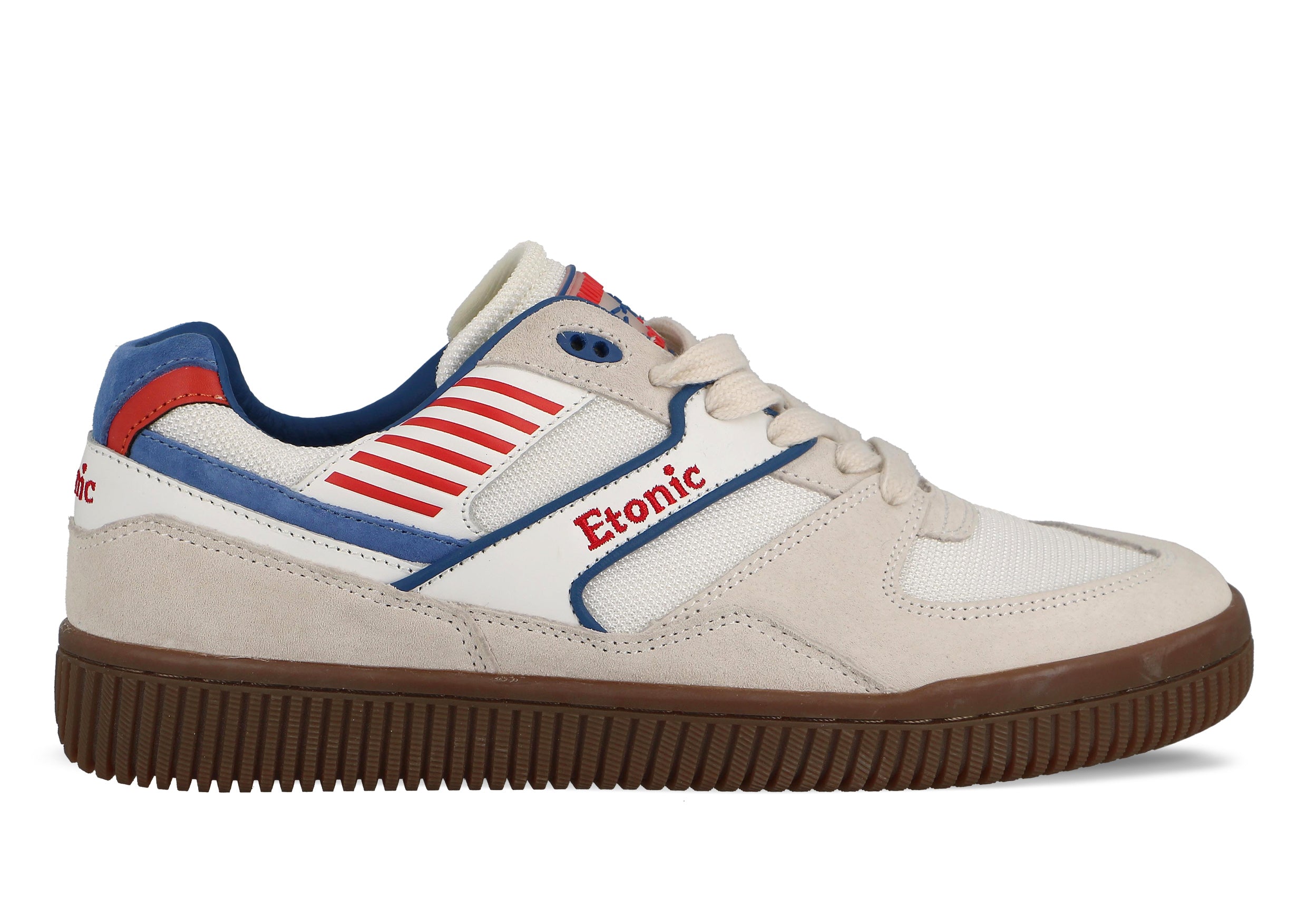 Le sneakers Limited Edition DROPSHOT sono una collaborazione con Baum und Pferdgarten. Il modello in Silver Lake Blue è una sneaker da tennis classica con dettagli in suede, suola in gomma e il logo Baum x Etonic sulla linguetta. 