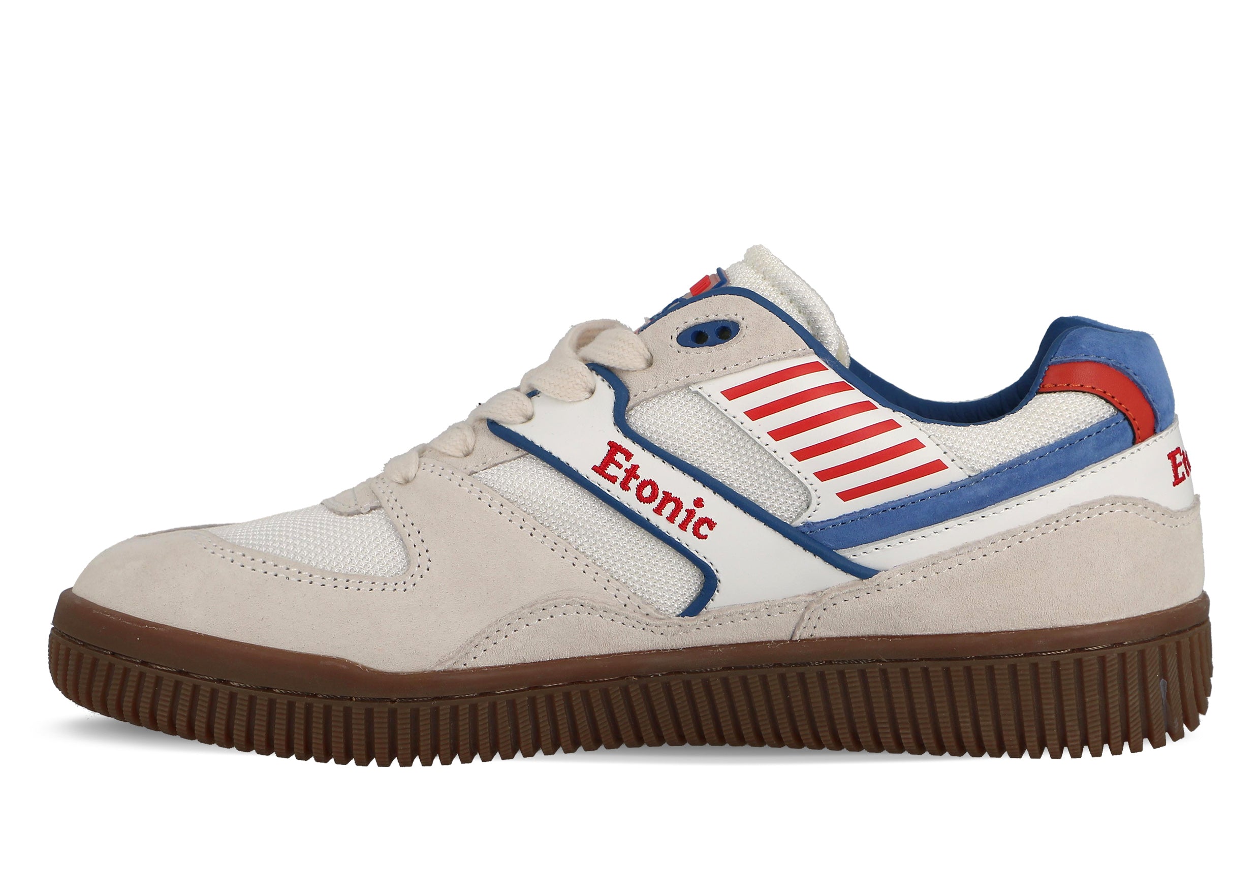 Le sneakers Limited Edition DROPSHOT sono una collaborazione con Baum und Pferdgarten. Il modello in Silver Lake Blue è una sneaker da tennis classica con dettagli in suede, suola in gomma e il logo Baum x Etonic sulla linguetta. 