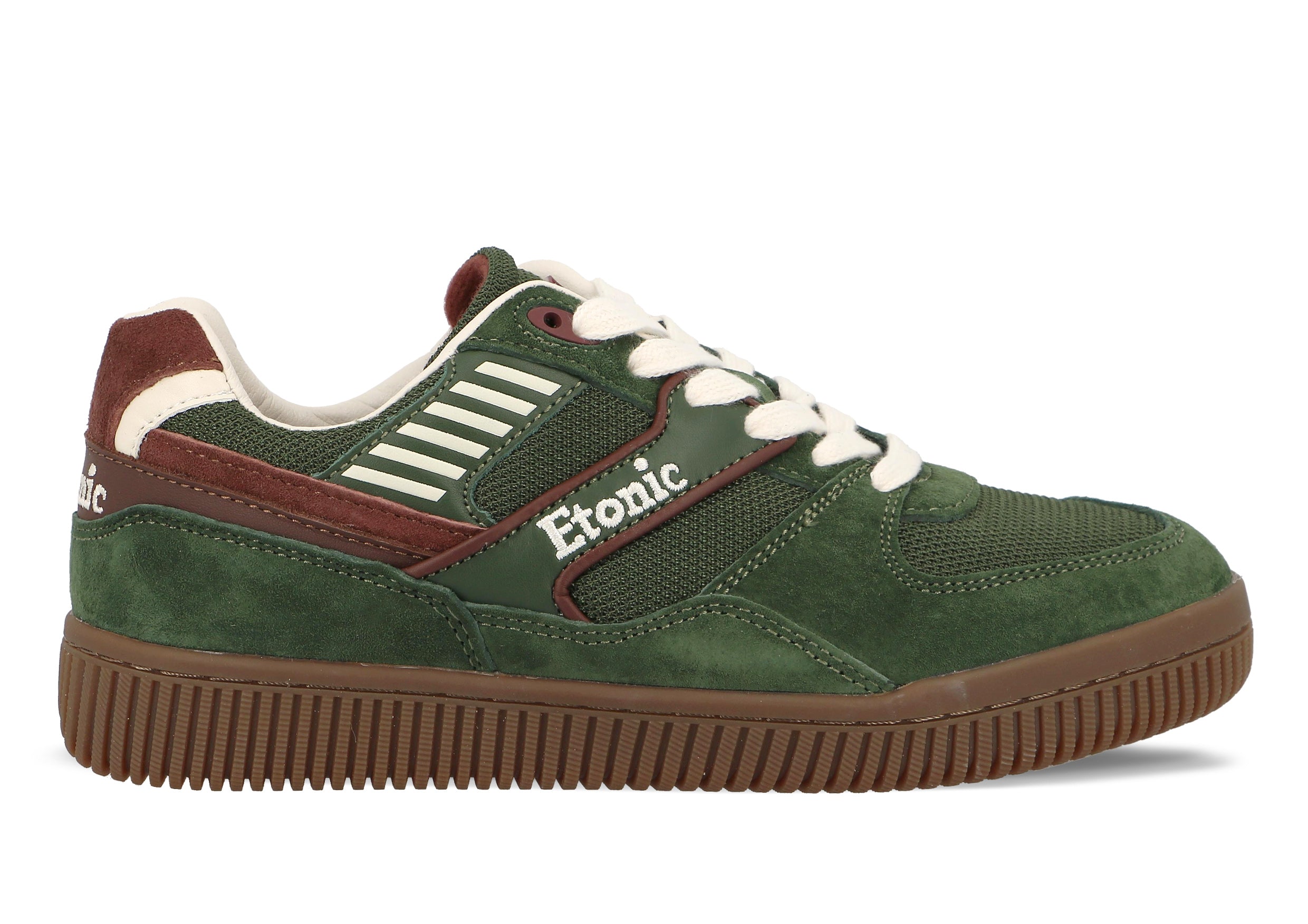 Le sneakers Limited Edition DROPSHOT sono una collaborazione con Baum und Pferdgarten. Il modello Kombu Rum Green è una sneaker da tennis classica con dettagli in suede, suola in gomma e il logo Baum x Etonic sulla linguetta.